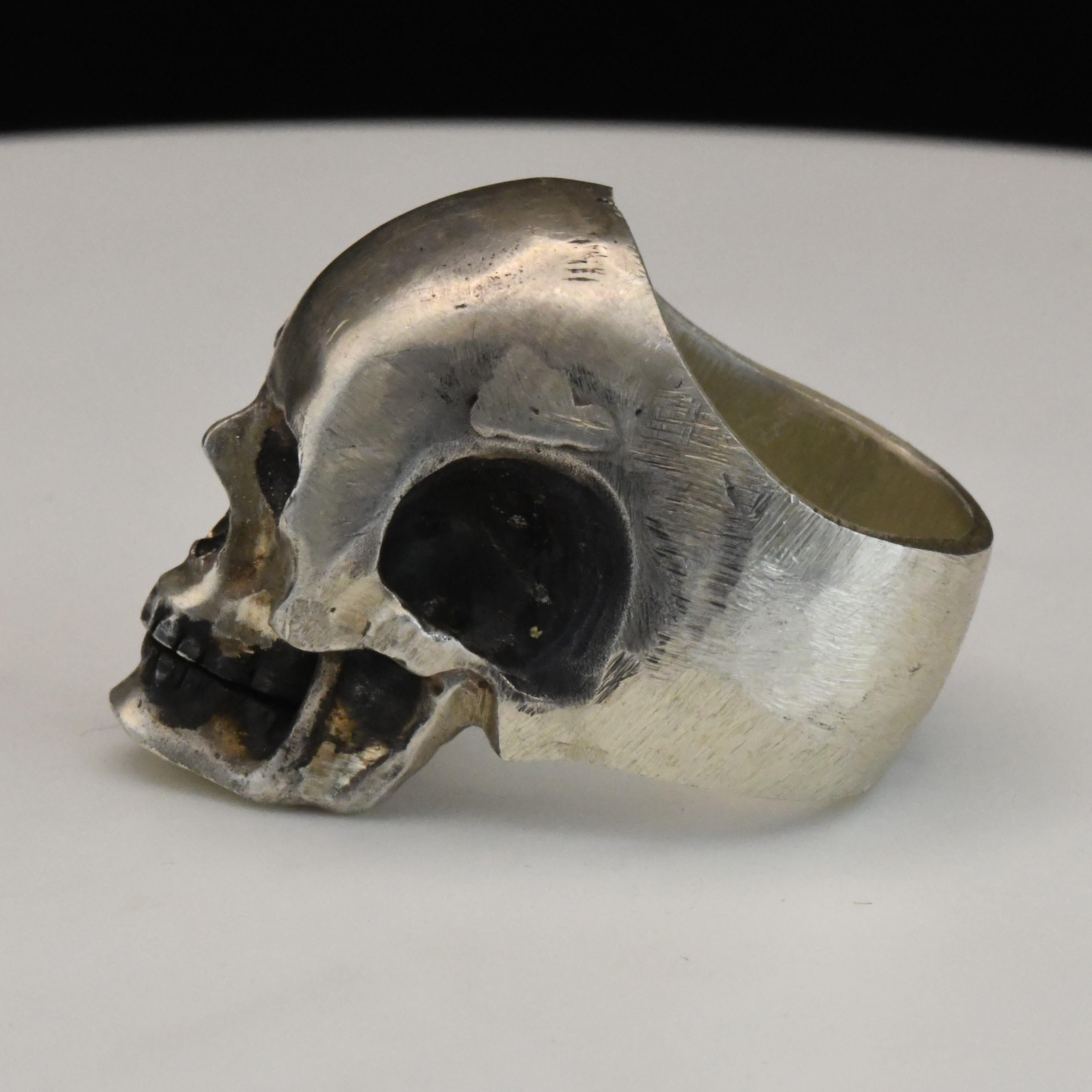 Anello con teschio in argento massiccio in vendita 2