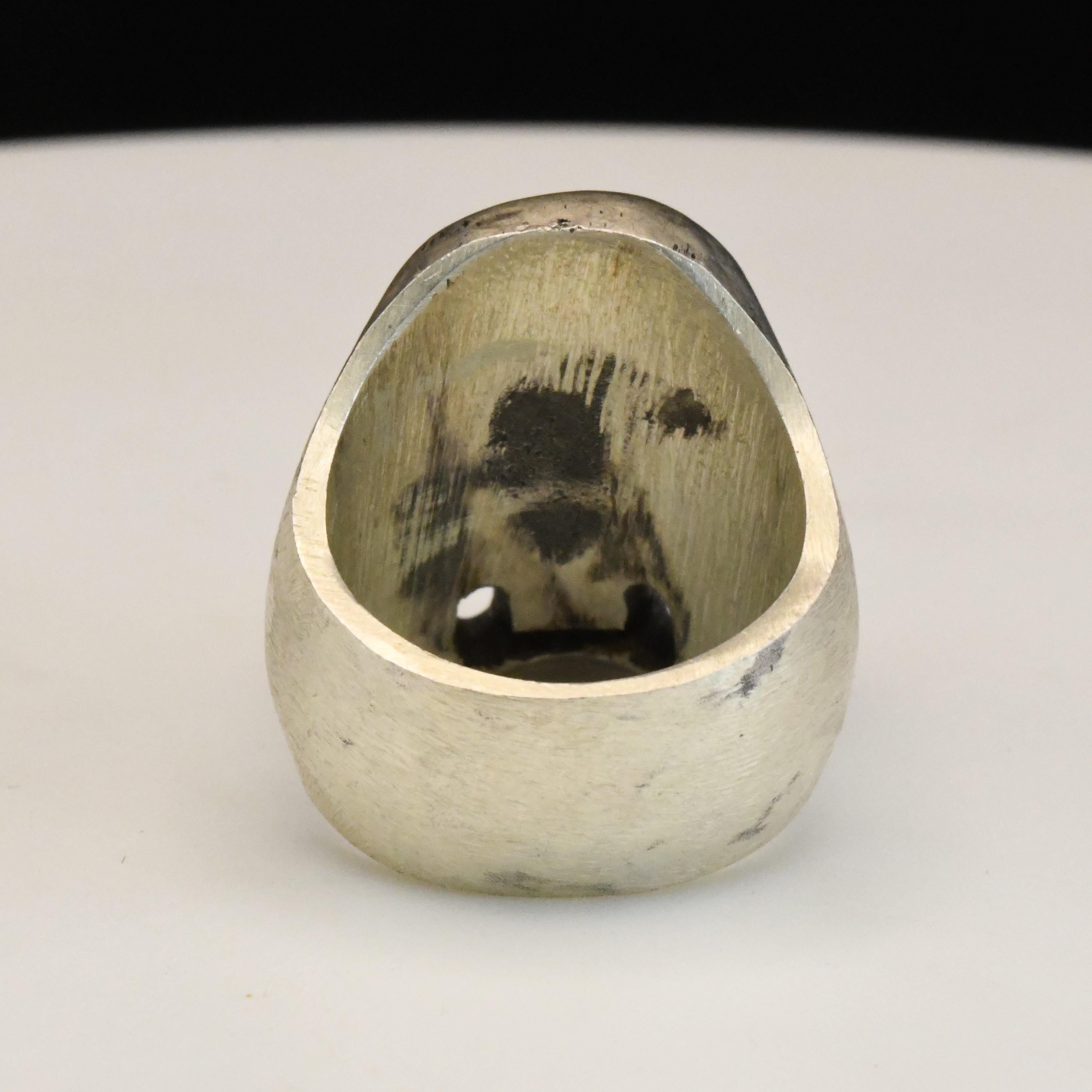 Anello con teschio in argento massiccio in vendita 3