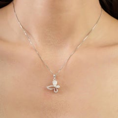 Colgante con dije de mariposa calada de moissanita brillante y plata maciza, de Silvorra
