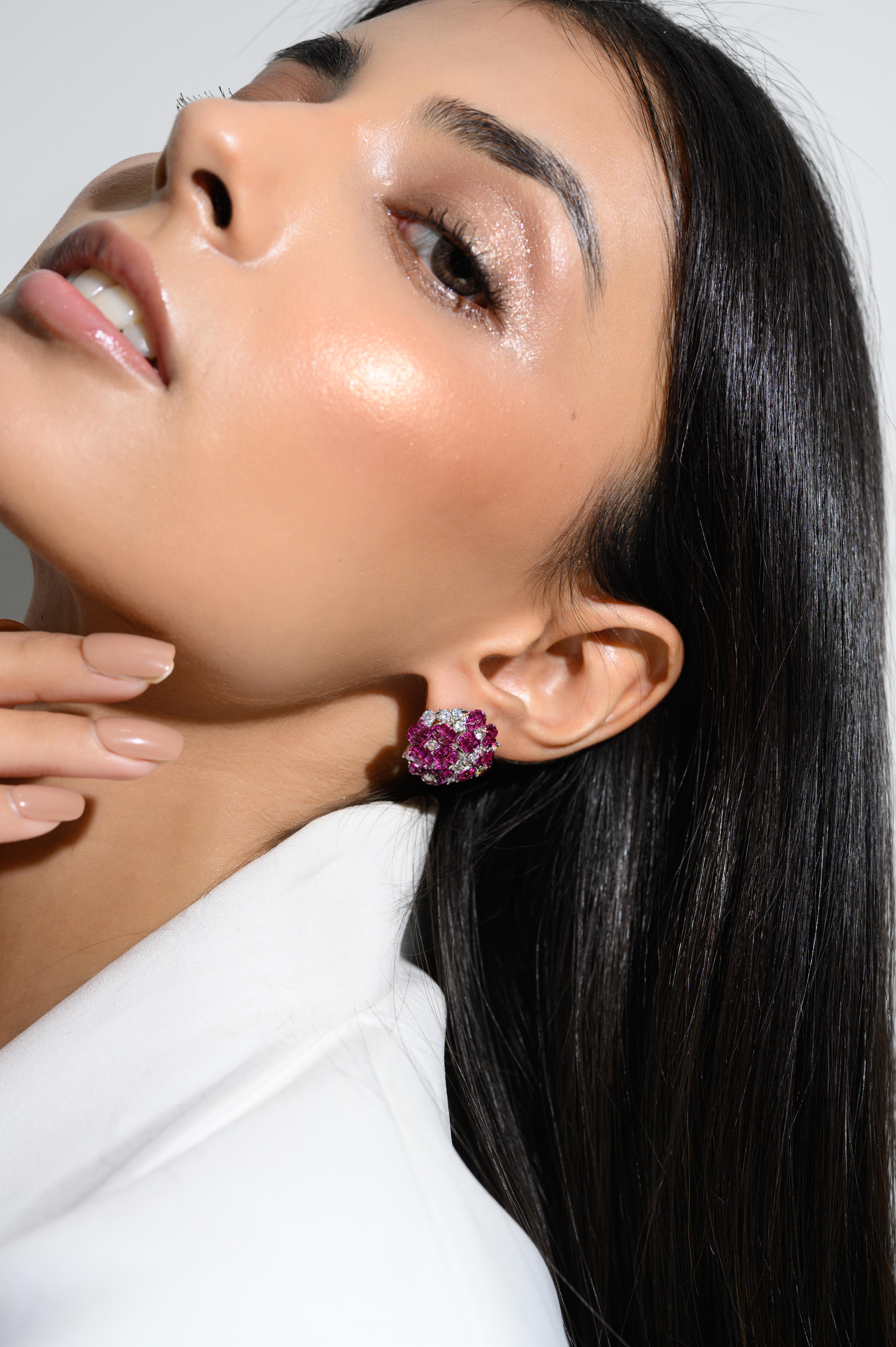 Taglio misto Orecchino con borchie in argento massiccio con cubic zirconia rosa Starlit Blossom per lei in vendita