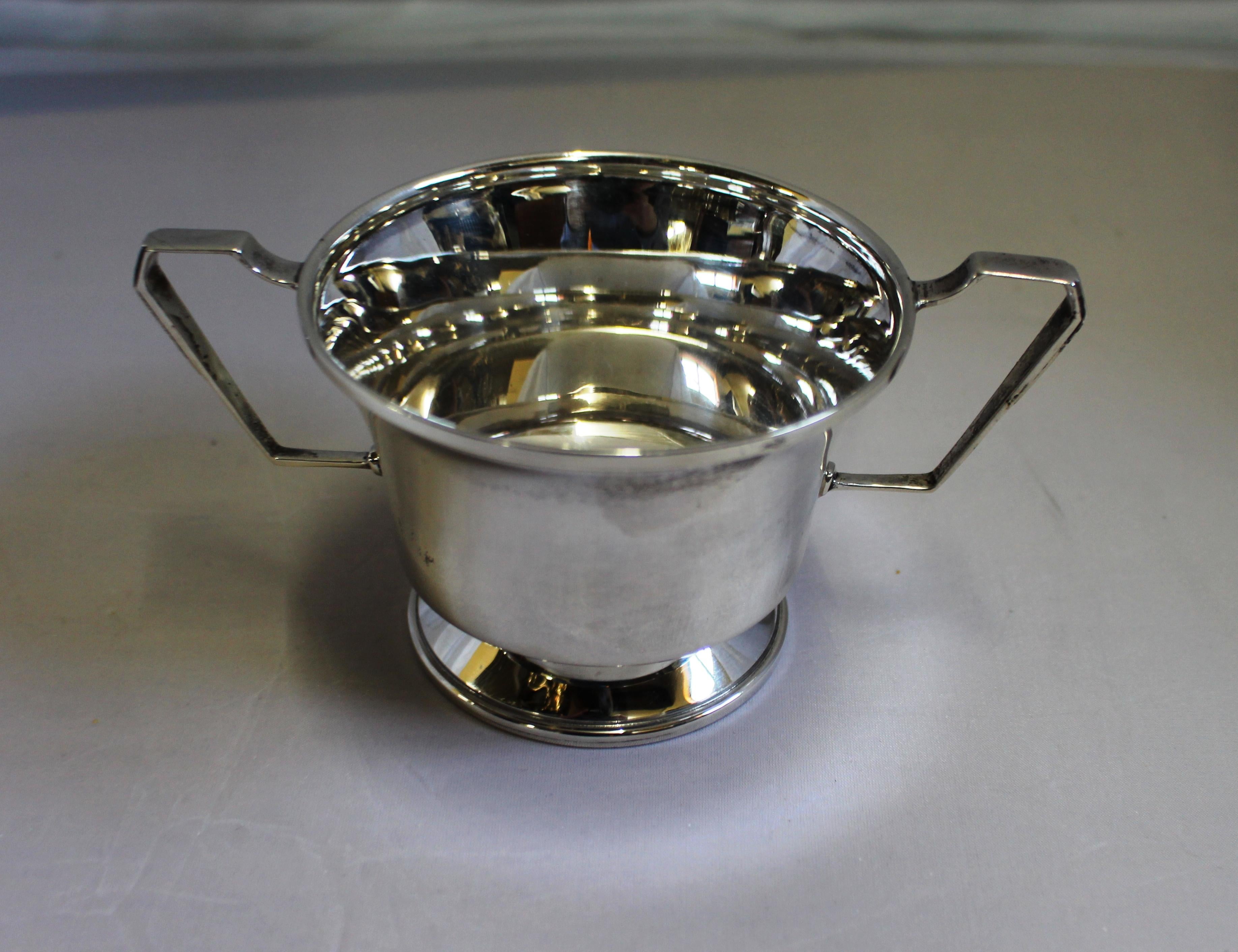 Période Angleterre, milieu du 20e siècle.
Théière, cafetière/eau chaude, pot à lait et sucrier en pièces détachées
Fabricant Charles S Green & Co Ltd, Birmingham
La date a été fixée et le poinçon a été apposé en 1947.
Dimensions (cm) :
Théière