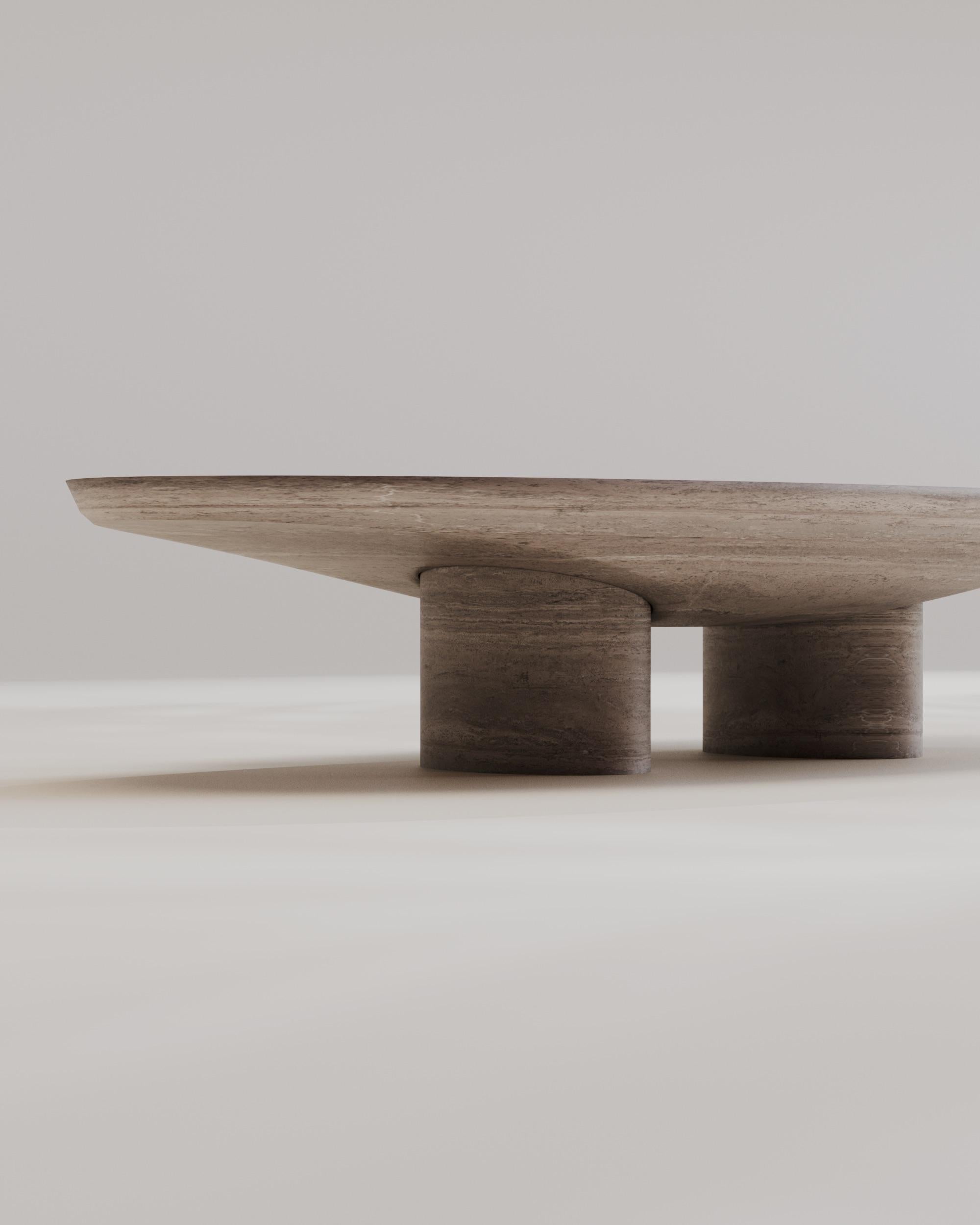 italien Table basse ovale en travertin argenté massif 140 par Studio Narra en vente