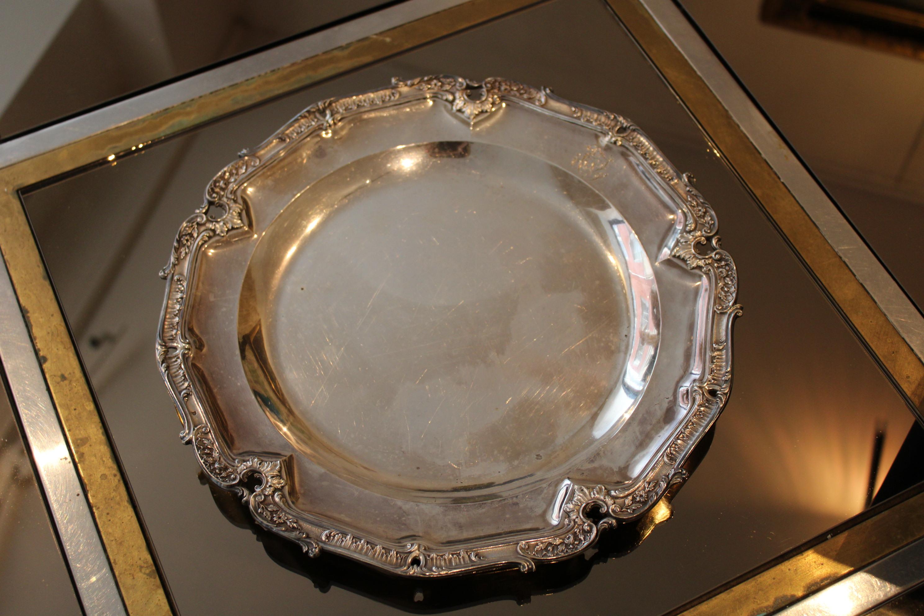 Massives Silbertablett, 19. Jahrhundert.
Kennzeichen Minerva.

Gewicht : 847g
