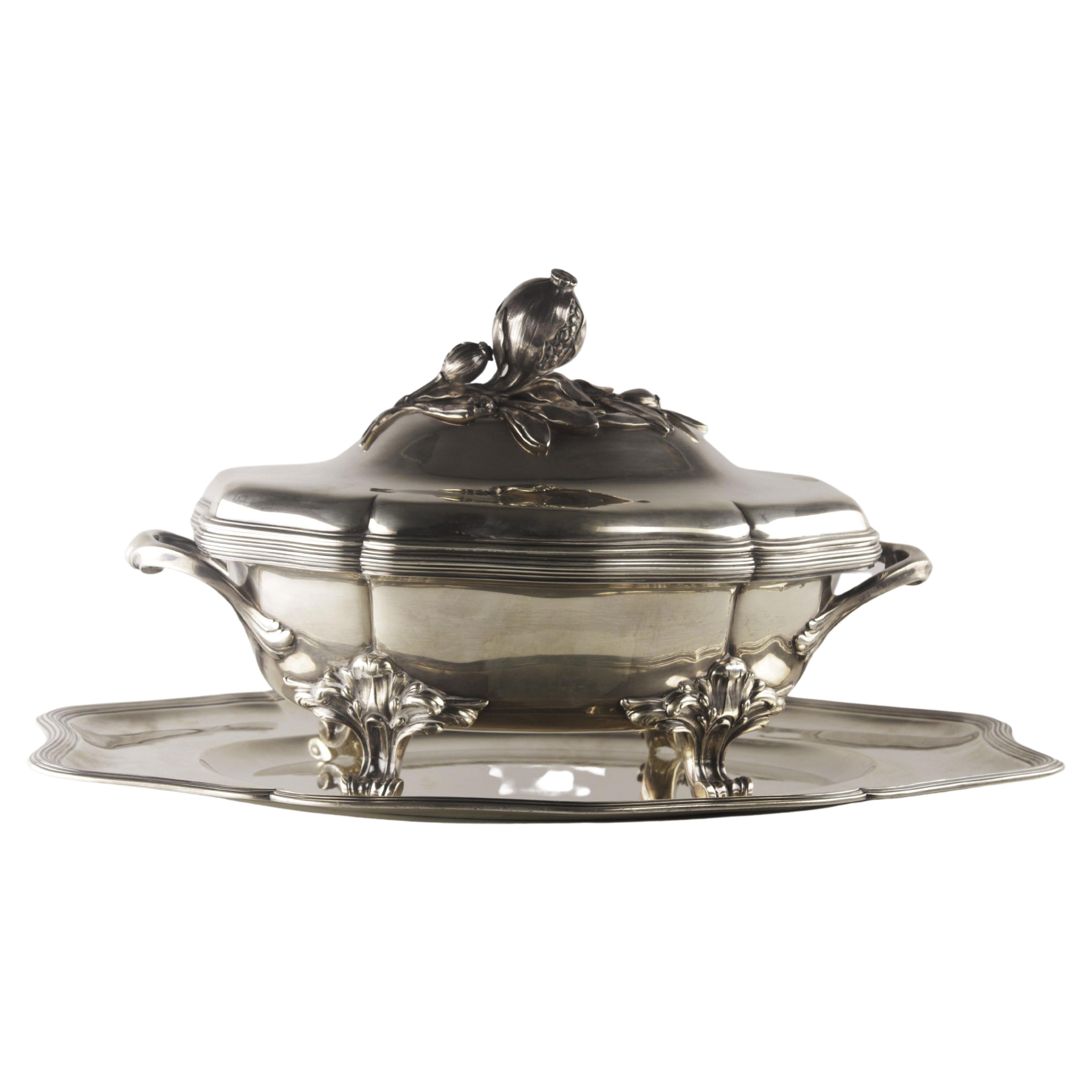 Solid silver tureen and presentoire
Origin France Circa 1900
Manufacturer Emile Puiforcat
Perfect Condition Art Nouveau Style
Jean-Emile Puiforcat (1897 - 1945) was a French cutlery artist and designer. He made his designs in different silver