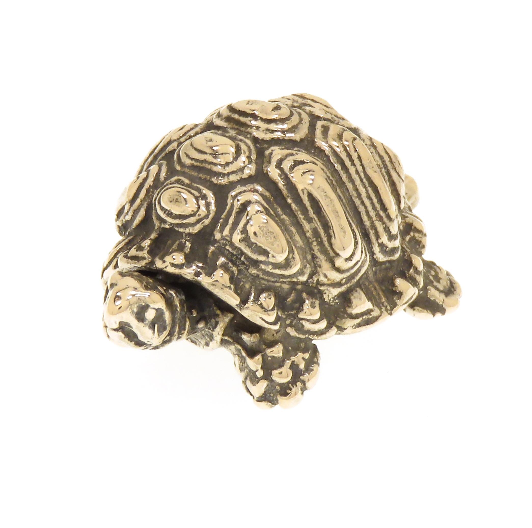 Solid silver turtle very good vintage condition.
Dimensions: Height 14 mm / 0.511 inches - Length 29 mm / 1.141inches - Weight 10 grams.
It  is stamped with the Silver Italian Mark 800 and Italian brandmark 181VA.

Hancrafted in: silver