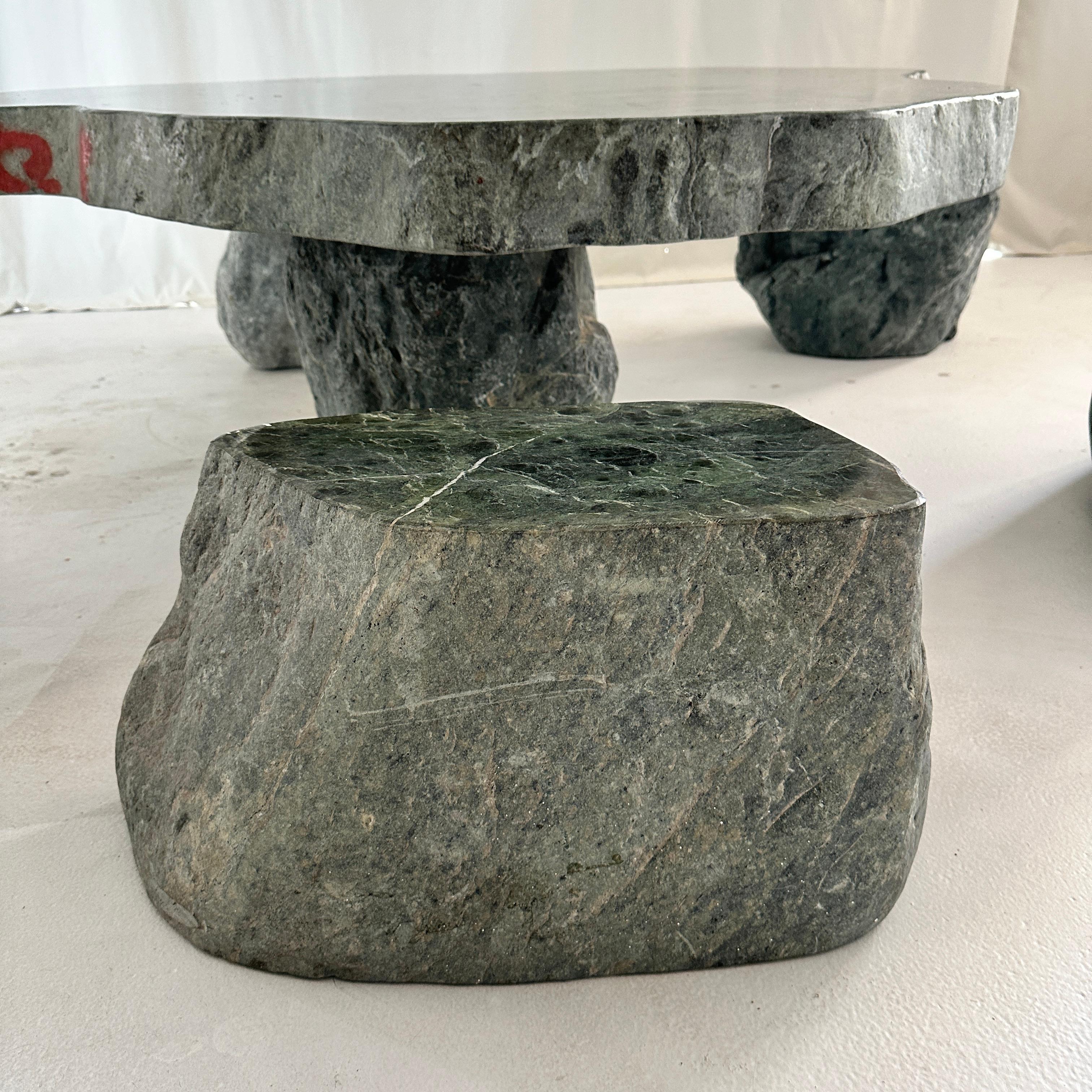 Massiver Speckstein brutalistischer dunkelgrüner Teetisch mit fünf Hockern (China, 1980er Jahre) (Brutalismus) im Angebot