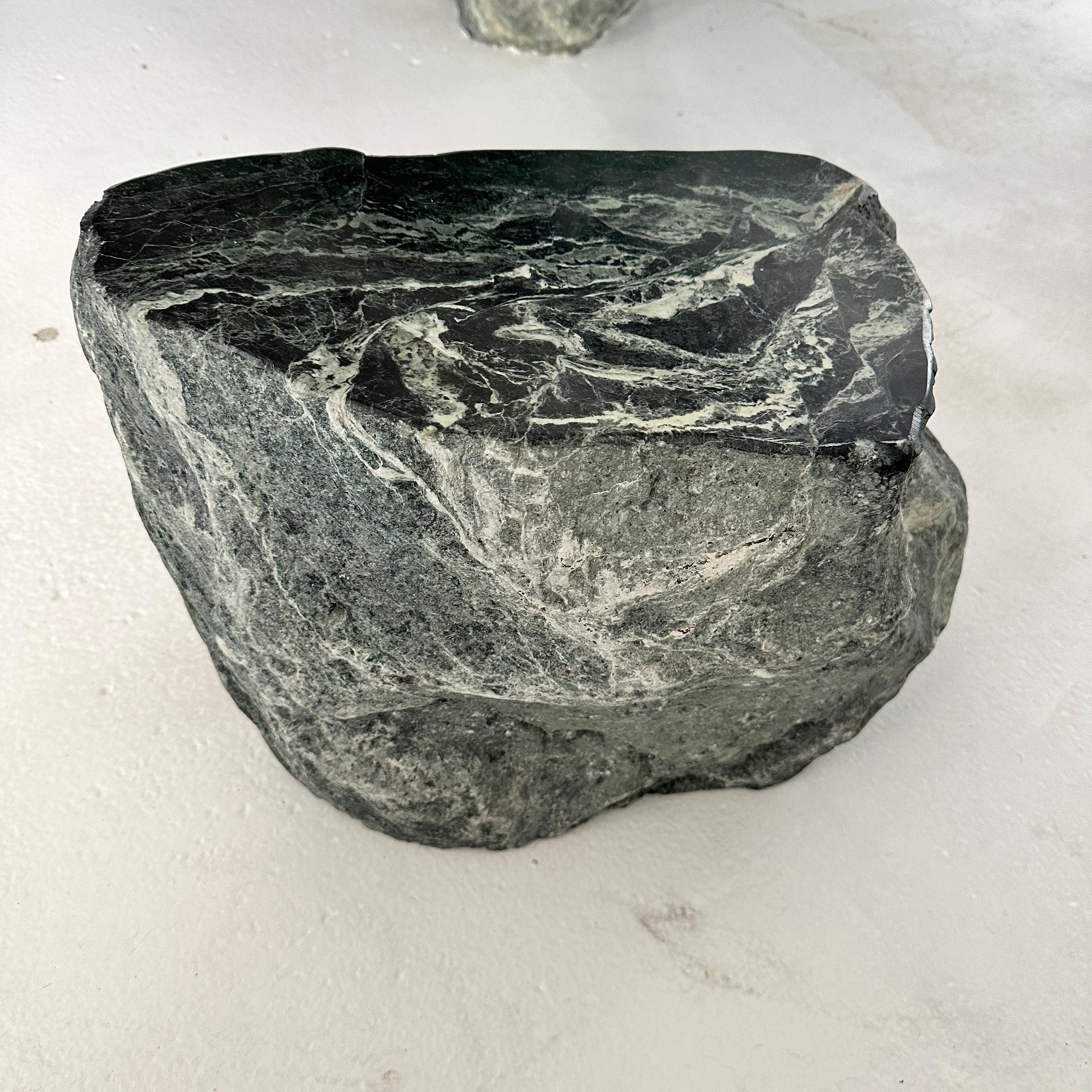 Massiver Speckstein brutalistischer dunkelgrüner Teetisch mit fünf Hockern (China, 1980er Jahre) (Handgeschnitzt) im Angebot