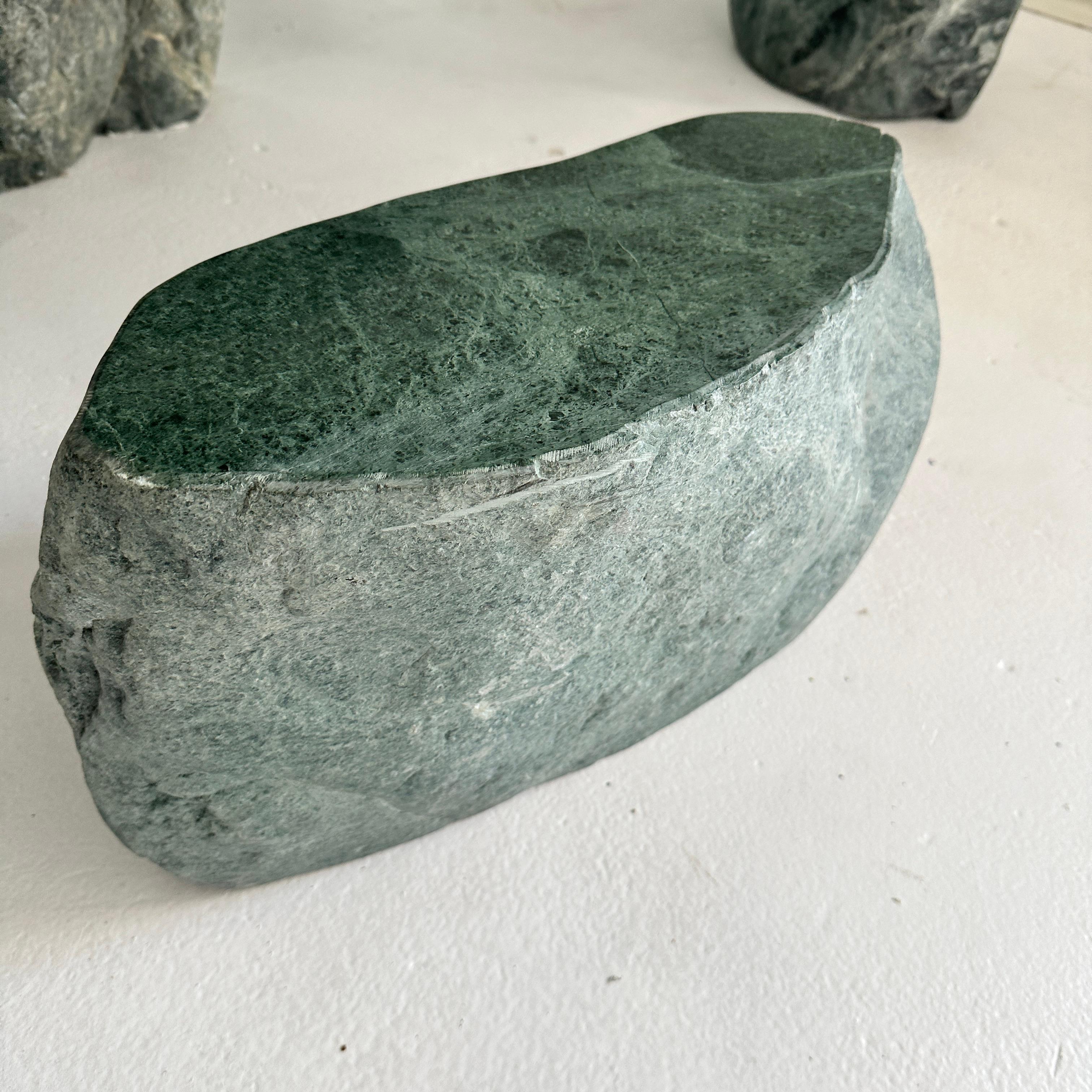 Massiver Speckstein brutalistischer dunkelgrüner Teetisch mit fünf Hockern (China, 1980er Jahre) (Ende des 20. Jahrhunderts) im Angebot