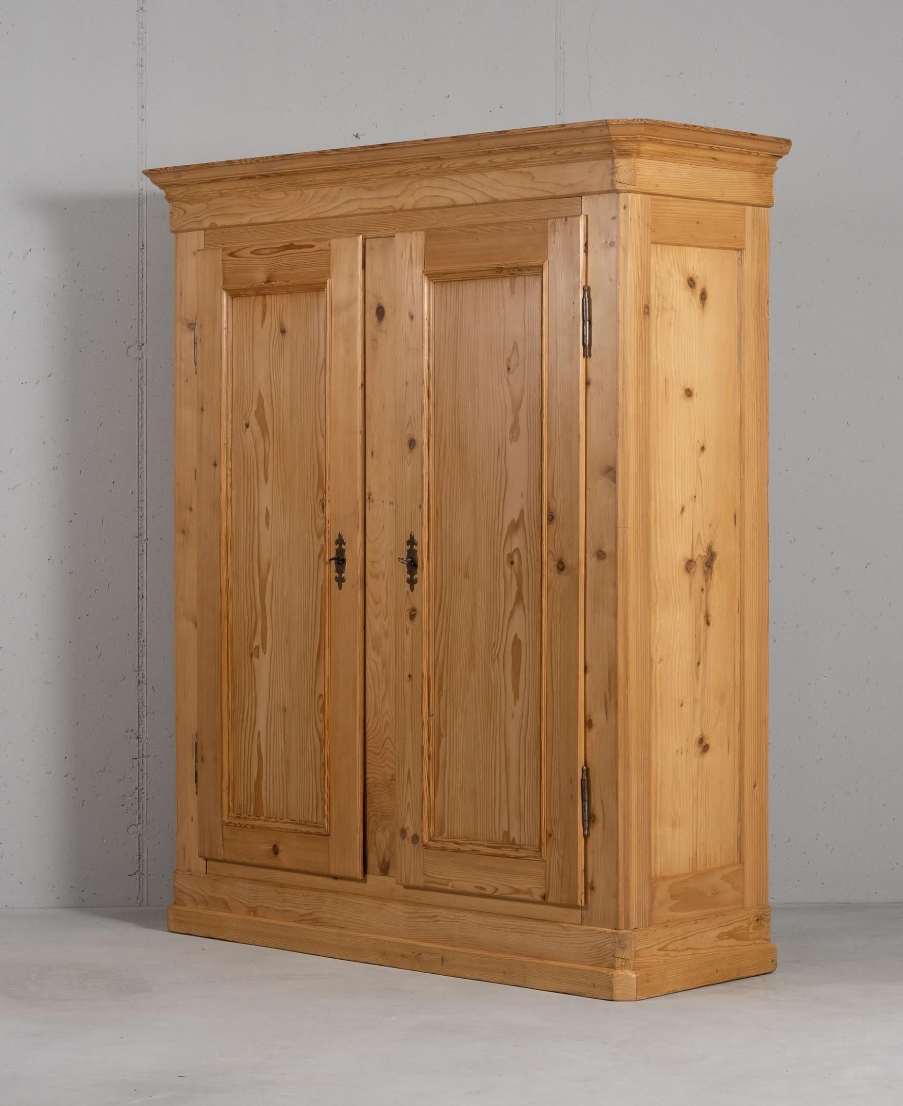This lovely wardrobe from Swiss has been restored and finished with natural wax, while 
maintaining its original hardware. 
Opening the door on the left you will find very spacious and convenient shelves, while on the right side you can hang