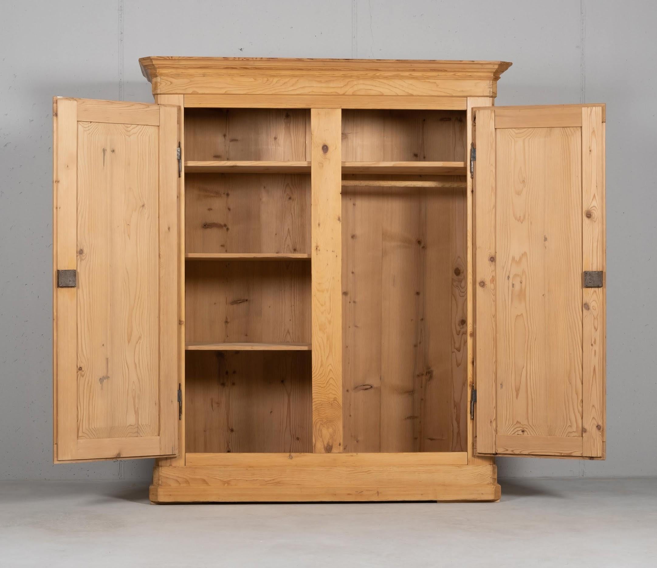 Solid Spruce Wardrobe, Engadine, Late 1800 (Schweizerisch) im Angebot