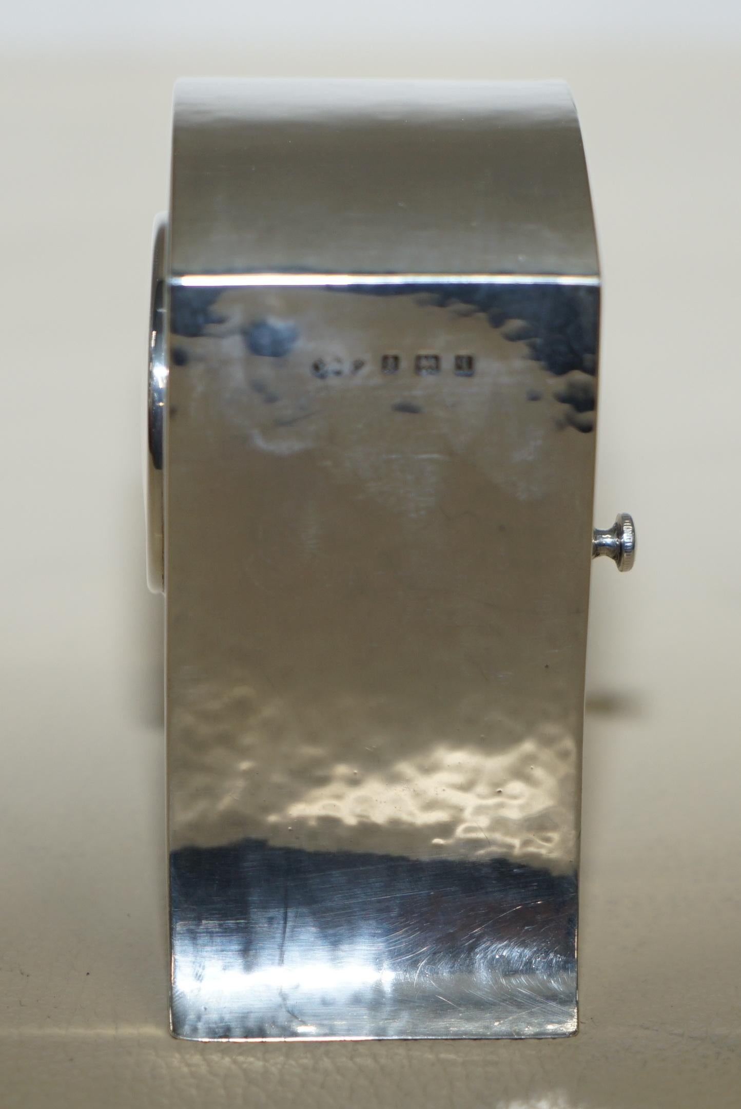 Massives Sterlingsilber Liberty's London 1915 Miniatur- Carrage-Uhr Tudric Feel (Frühes 20. Jahrhundert) im Angebot
