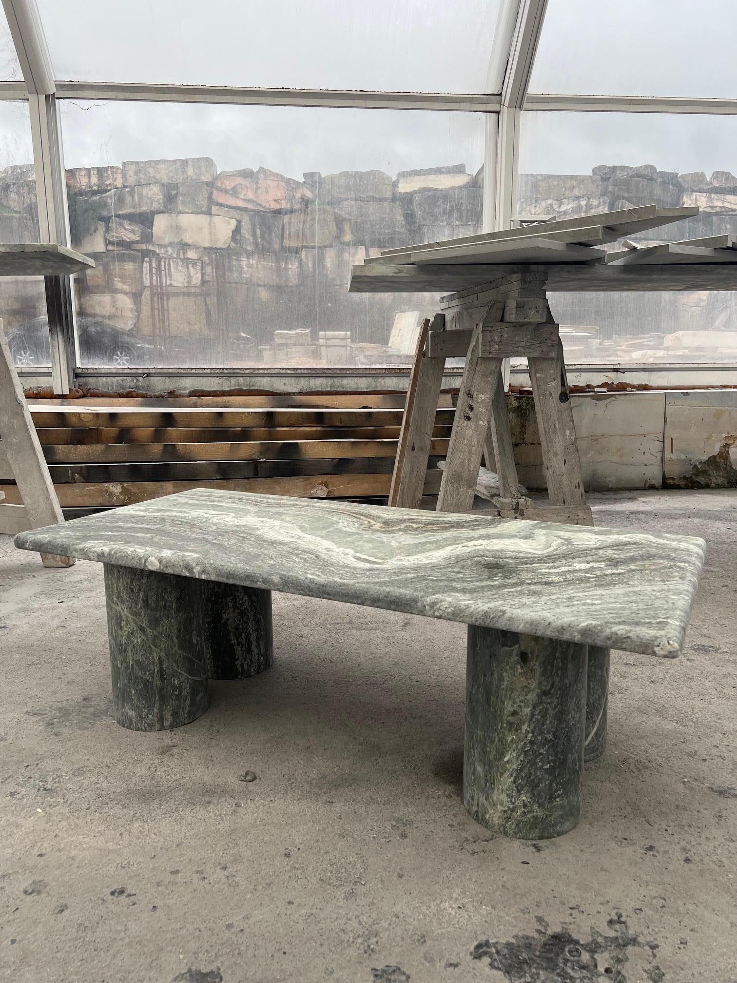 Table basse rectangulaire en marbre vert pierre massif avec pieds à colonne cylindrique en vente 2