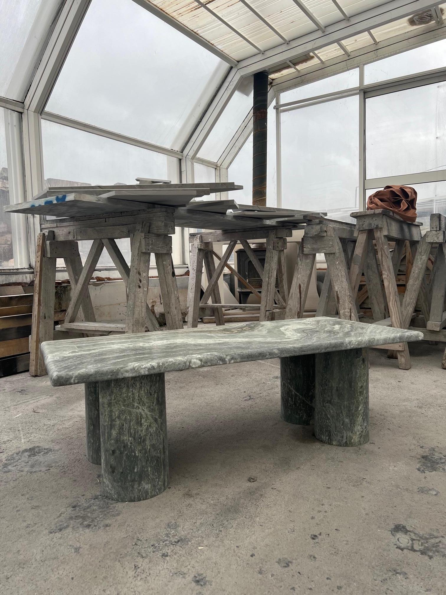 Table basse rectangulaire en marbre vert pierre massif avec pieds à colonne cylindrique en vente 3