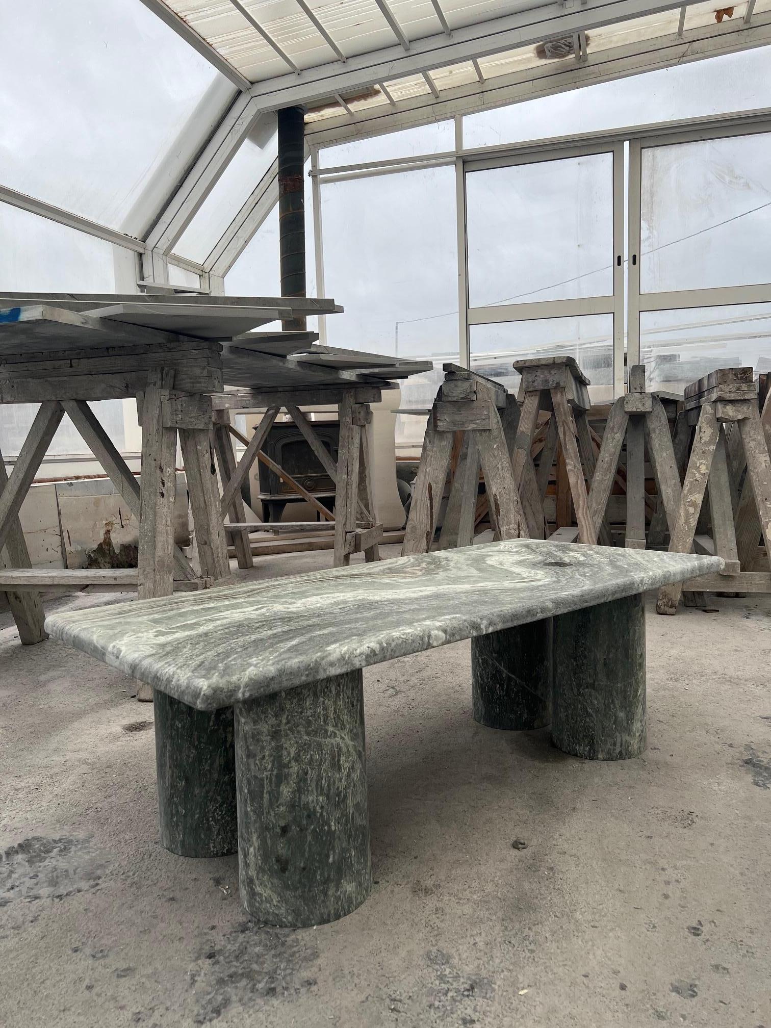 XXIe siècle et contemporain Table basse rectangulaire en marbre vert pierre massif avec pieds à colonne cylindrique en vente