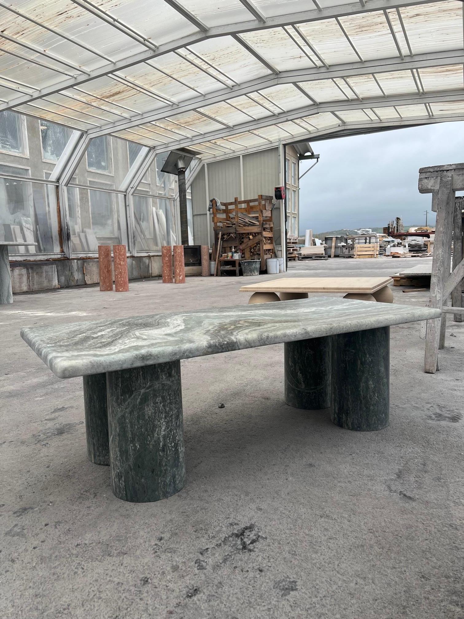 Table basse rectangulaire en marbre vert pierre massif avec pieds à colonne cylindrique en vente 1