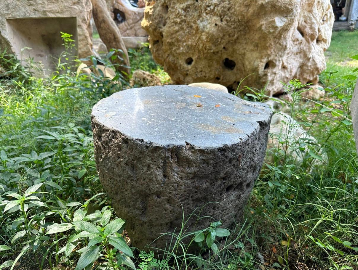 Mesa auxiliar / Pedestal de piedra maciza de Java, Indonesia Moderno orgánico en venta