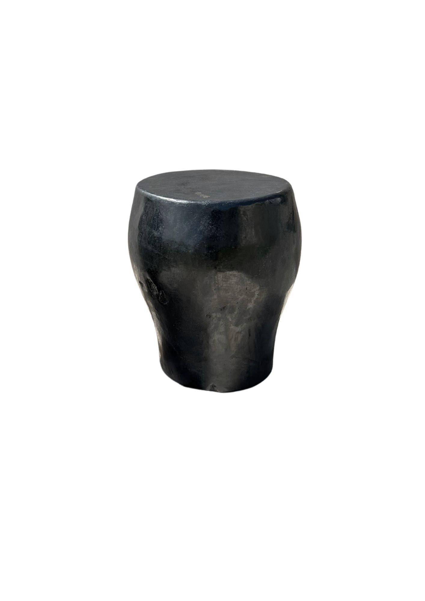 Mesa auxiliar / Pedestal de piedra maciza de Java, Indonesia Moderno orgánico en venta