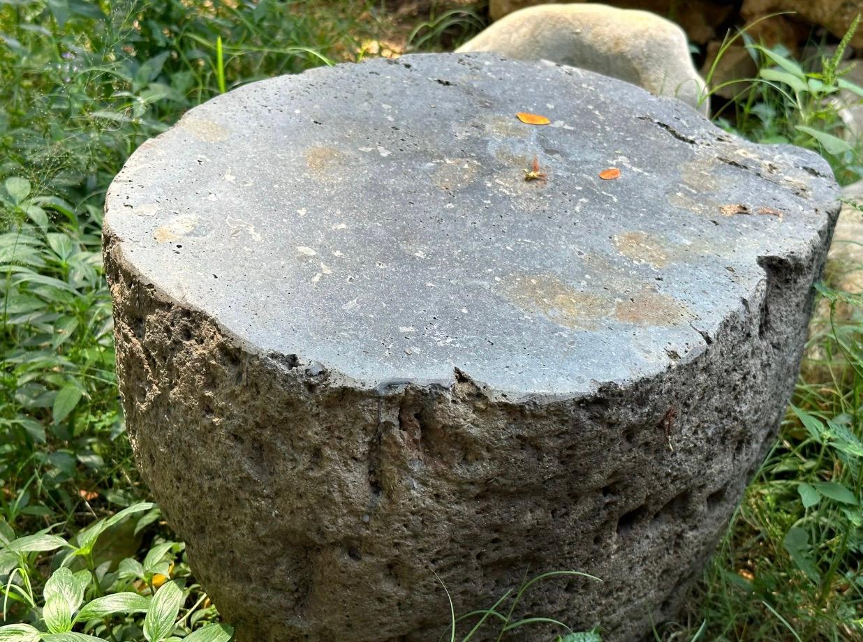 Mesa auxiliar / Pedestal de piedra maciza de Java, Indonesia Indonesio en venta