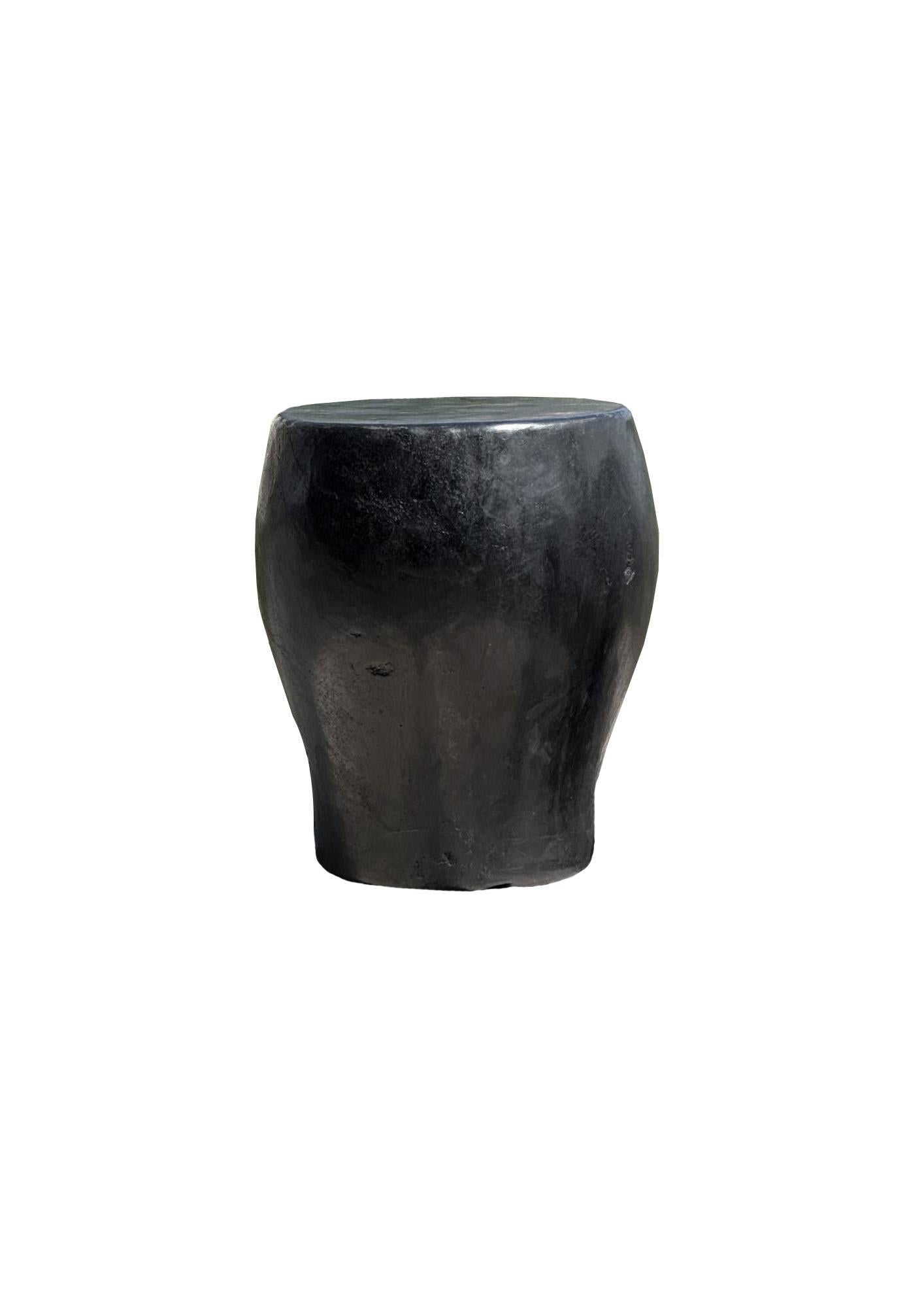 Mesa auxiliar / Pedestal de piedra maciza de Java, Indonesia Hecho a mano en venta