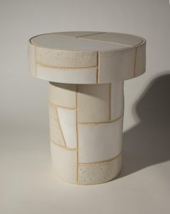 Tavolino in gres massiccio color crema con effetto patchwork e superficie a mosaico intagliata a mano