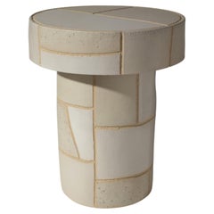 Tavolino in gres massiccio color crema con effetto patchwork e superficie a mosaico intagliata a mano