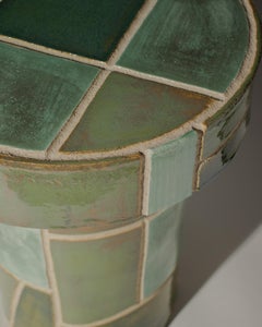 Tavolino in gres massiccio verde a patchwork con superficie a mosaico intagliata a mano