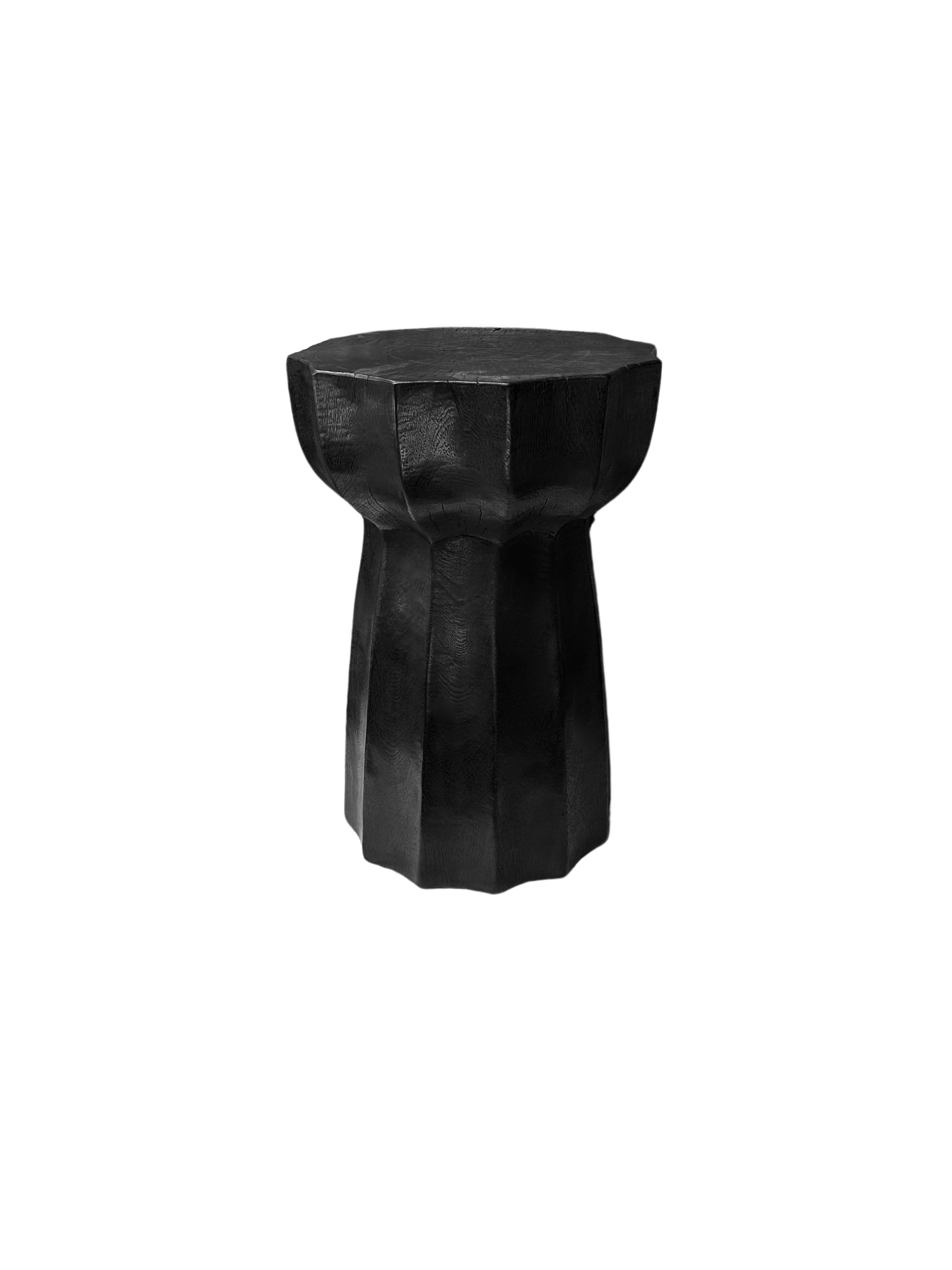 Une table d'appoint ronde merveilleusement sculpturale, en forme de sablier. Ses pigments neutres lui permettent de s'adapter à tous les espaces. Une pièce sculpturale unique et polyvalente qui ne manquera pas de susciter la conversation. Il a été