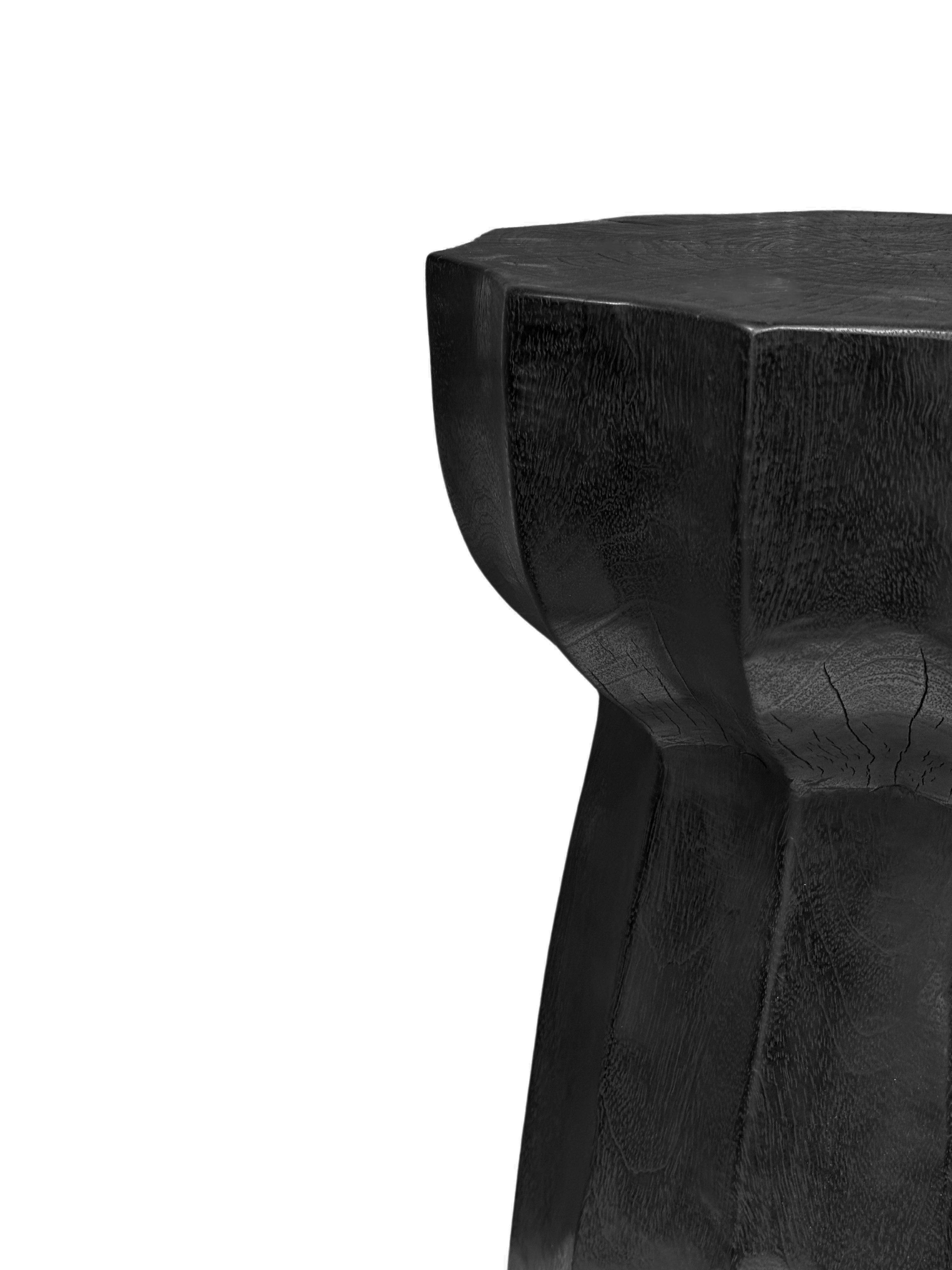 Organique Table d'appoint ronde en bois de poirier massif moderne, finition organique brûlée en vente