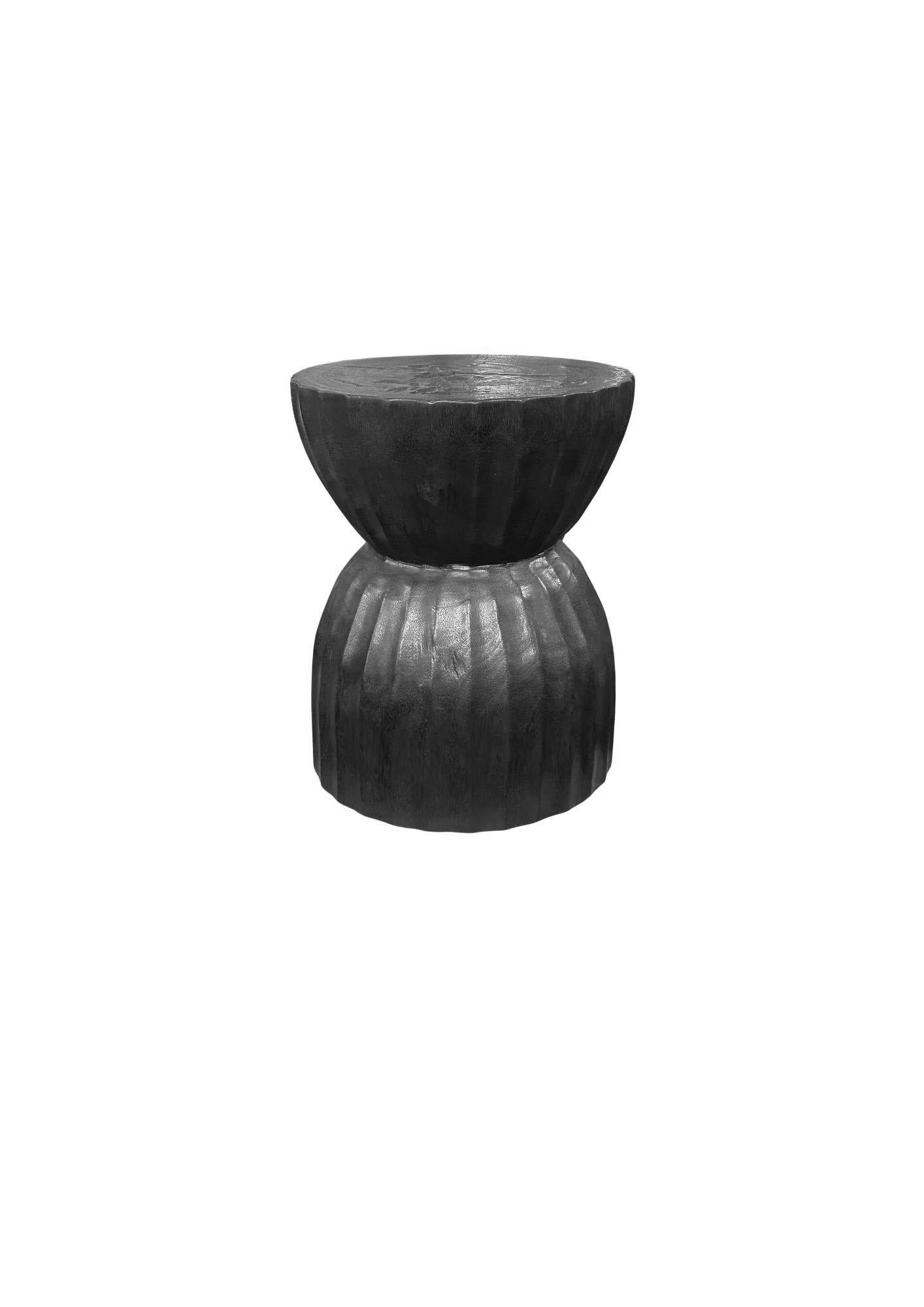 Organique Table d'appoint ronde en bois de poirier massif moderne, finition organique brûlée en vente