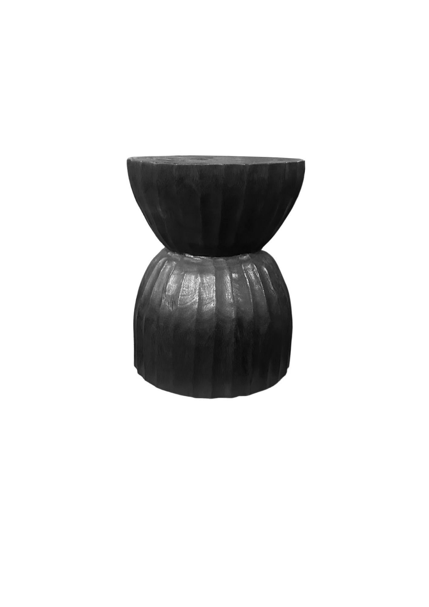 Indonésien Table d'appoint ronde en bois de poirier massif moderne, finition organique brûlée en vente