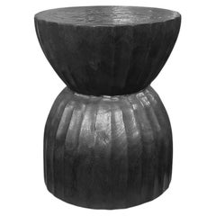 Mesa Auxiliar Redonda de Madera de Suar Maciza Moderna Orgánica, Acabado Quemado