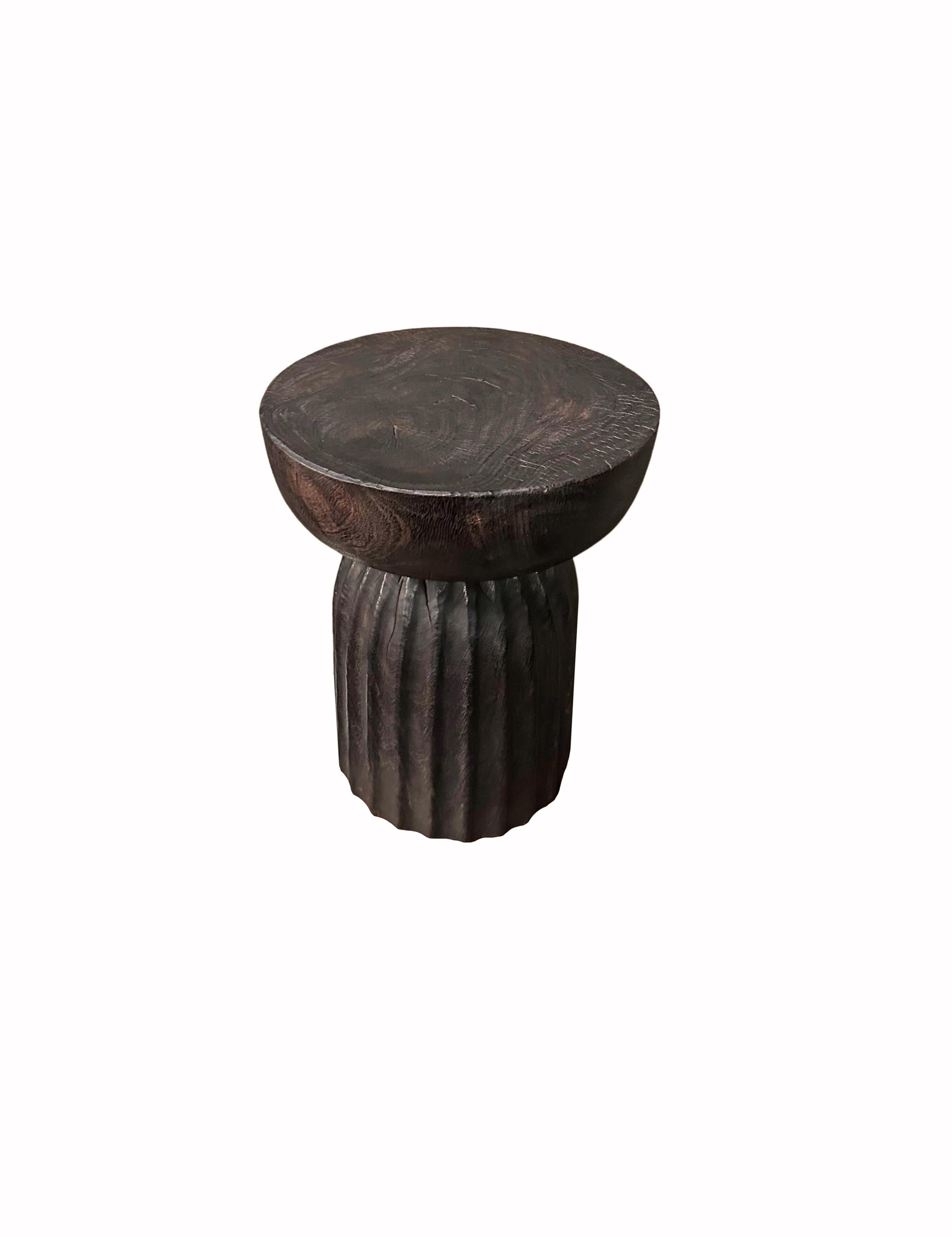 Une table d'appoint ronde merveilleusement sculpturale, en forme de sablier. Ses pigments neutres lui permettent de s'adapter à tous les espaces. Une pièce sculpturale unique et polyvalente qui ne manquera pas de susciter la conversation. Il a été