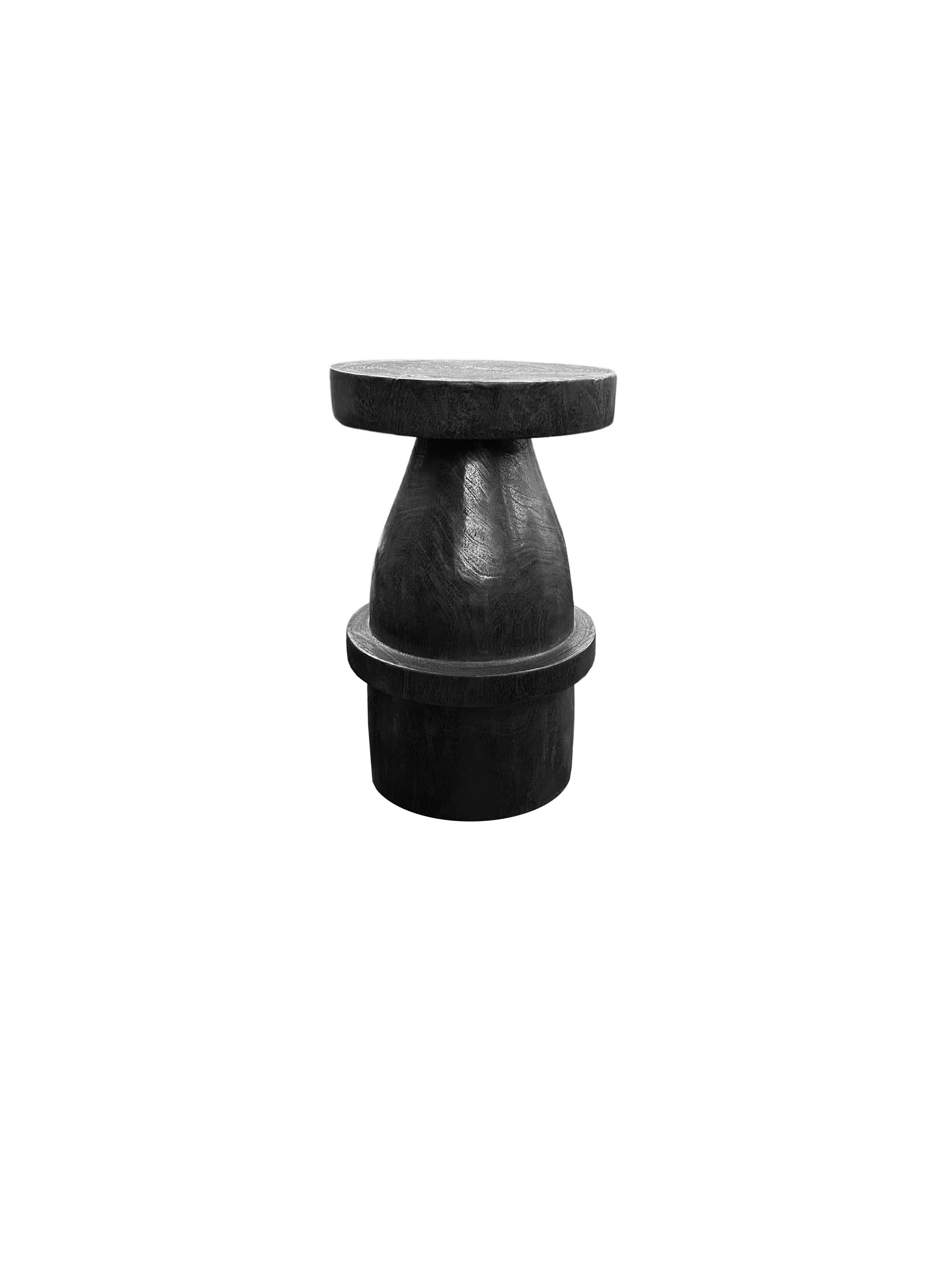 Une table d'appoint ronde merveilleusement sculpturale. Ses pigments neutres lui permettent de s'adapter à tous les espaces. Une pièce sculpturale unique et polyvalente qui ne manquera pas de susciter la conversation. Il a été fabriqué à partir d'un