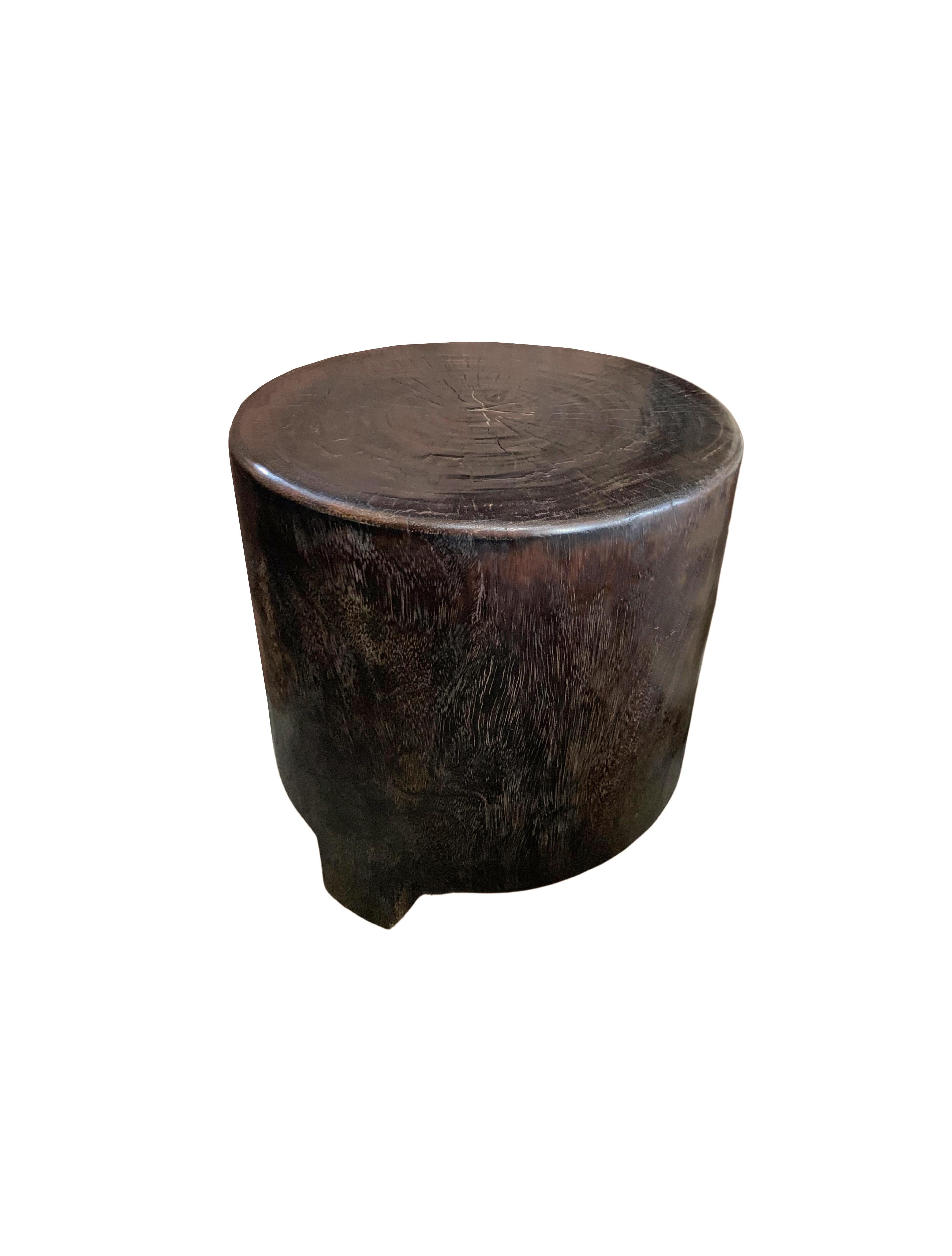 Organique Table d'appoint ronde en bois de poirier massif moderne et organique en vente