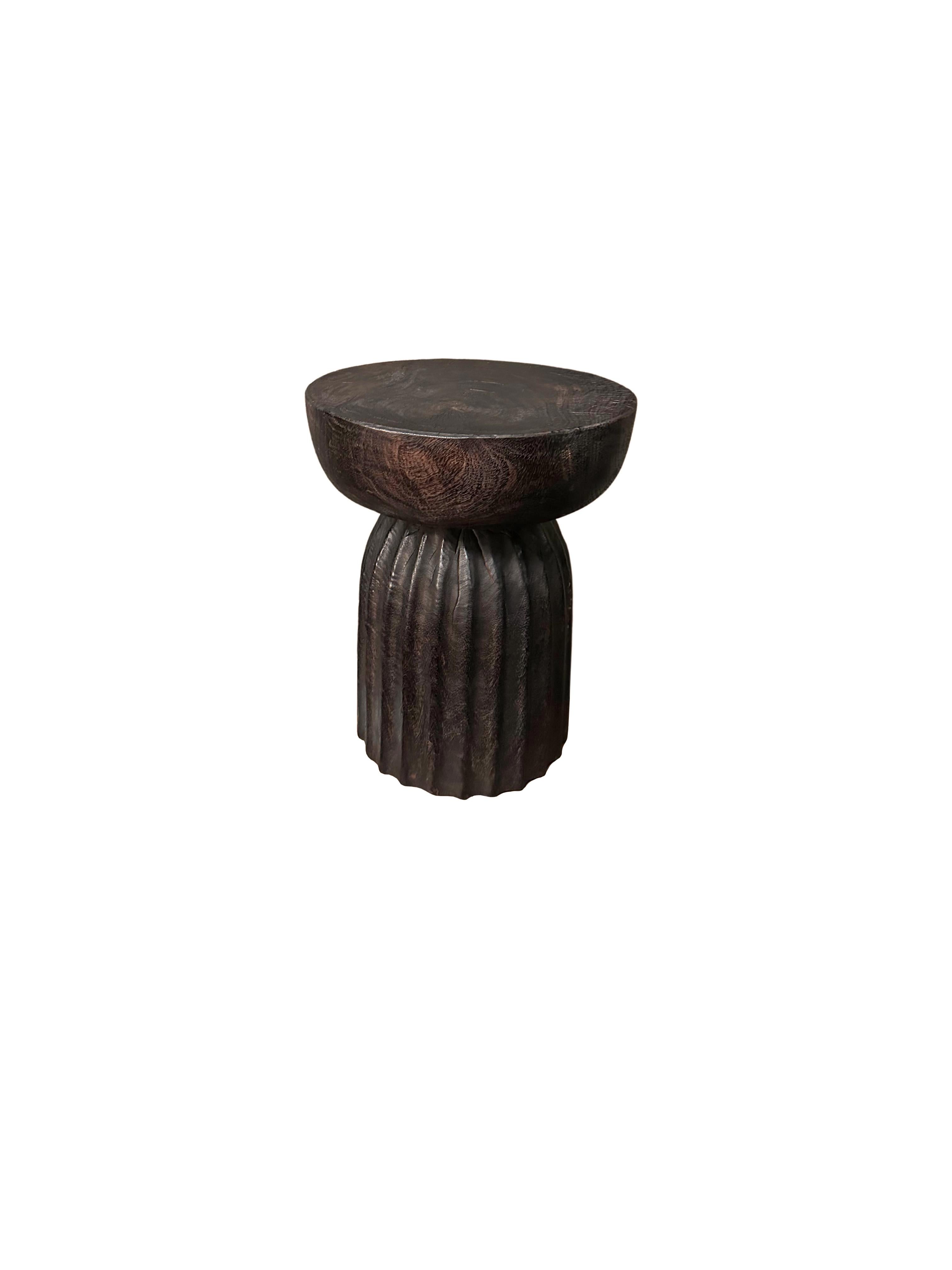 Organique Table d'appoint ronde en bois de poirier massif moderne et organique en vente