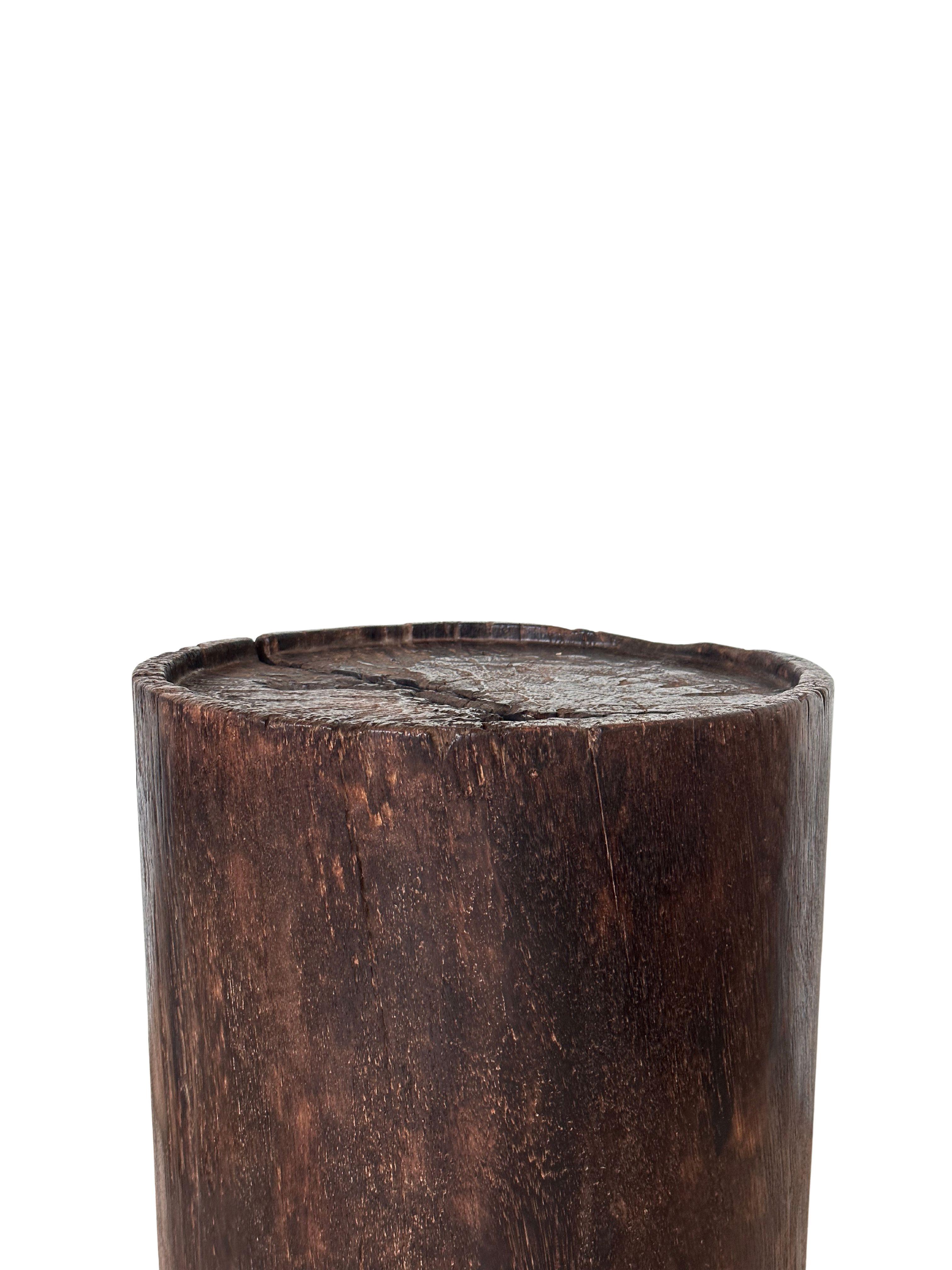 Indonésien Table d'appoint ronde en bois de poirier massif moderne et organique en vente