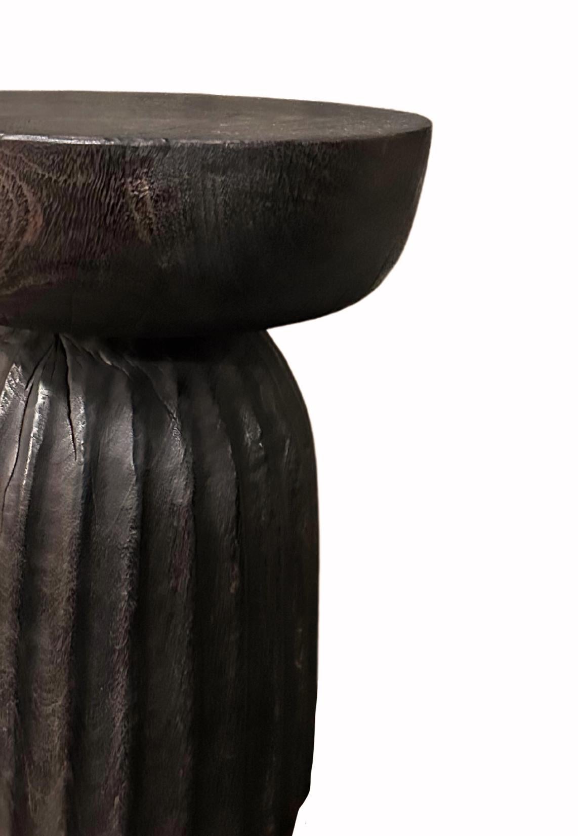 Indonésien Table d'appoint ronde en bois de poirier massif moderne et organique en vente