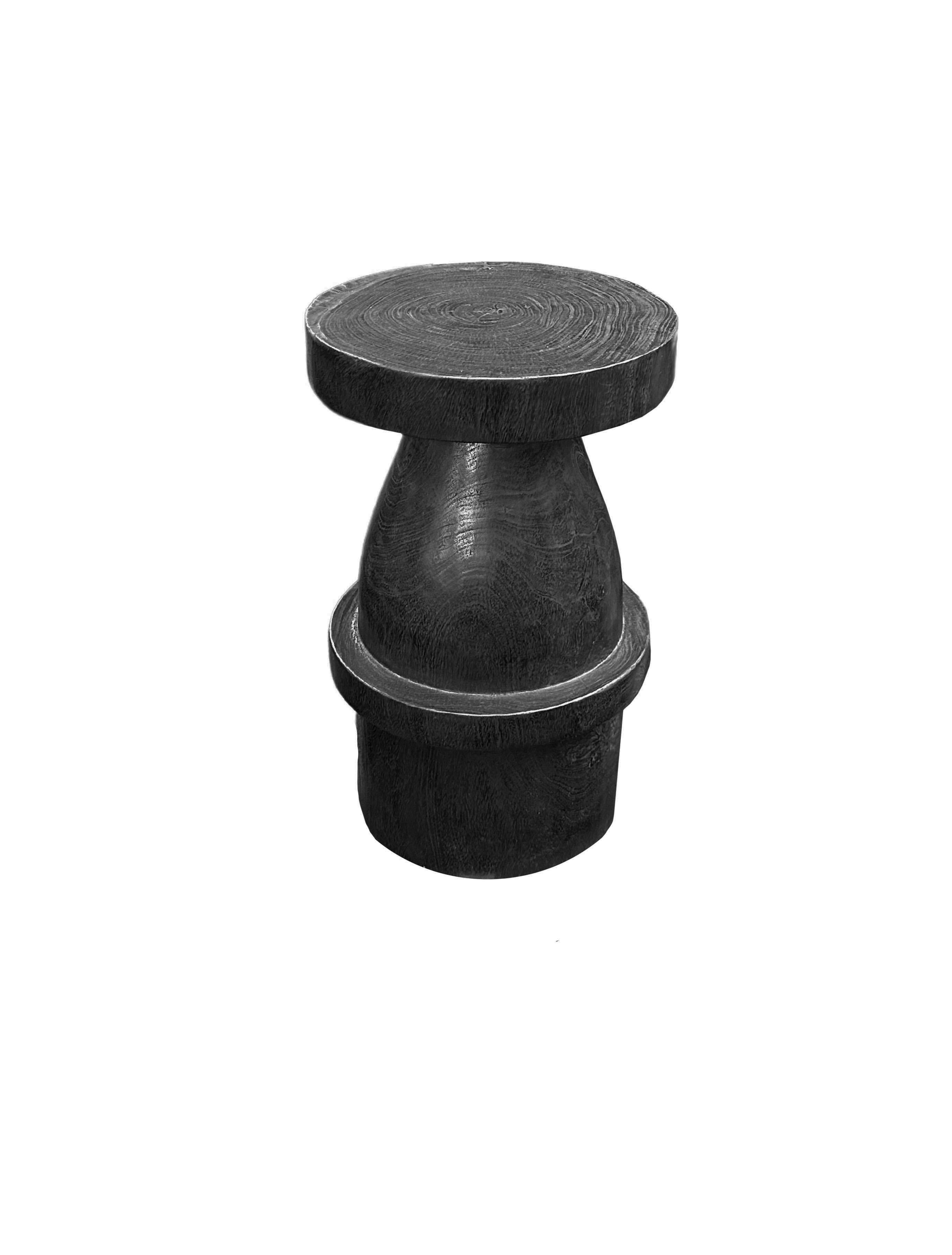 Indonésien Table d'appoint ronde en bois de poirier massif moderne et organique en vente