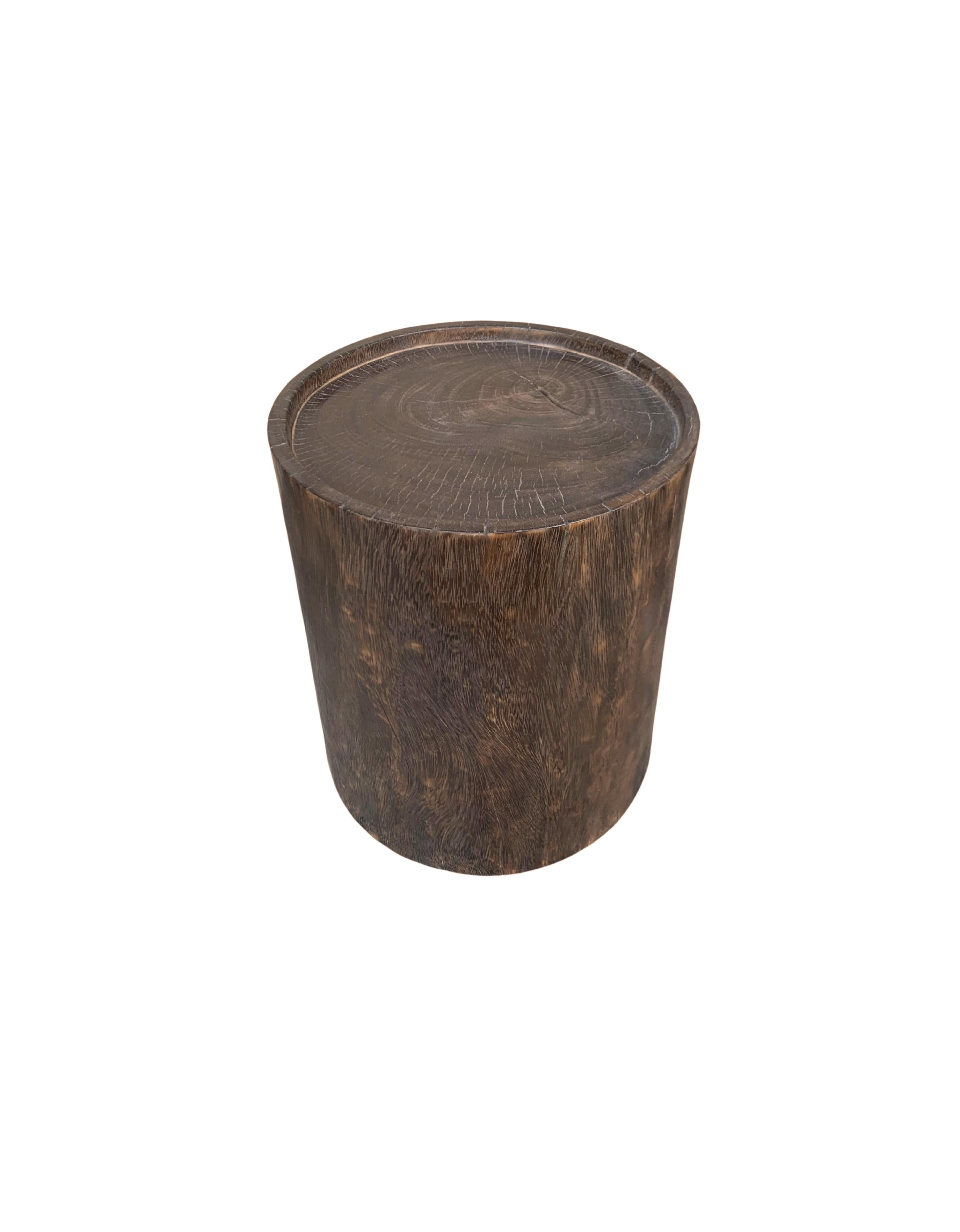 Fait main Table d'appoint ronde en bois de poirier massif moderne et organique en vente