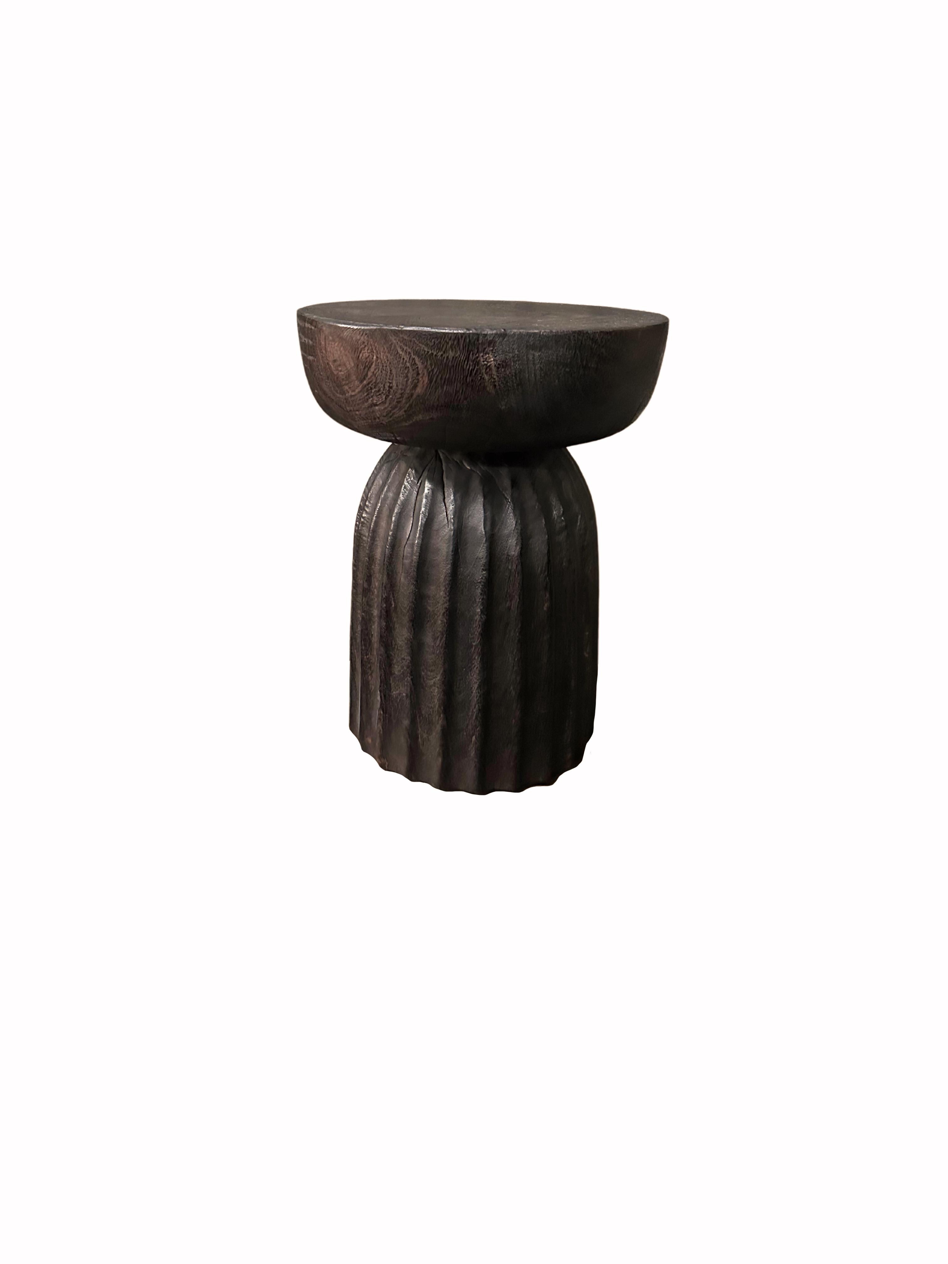 Fait main Table d'appoint ronde en bois de poirier massif moderne et organique en vente