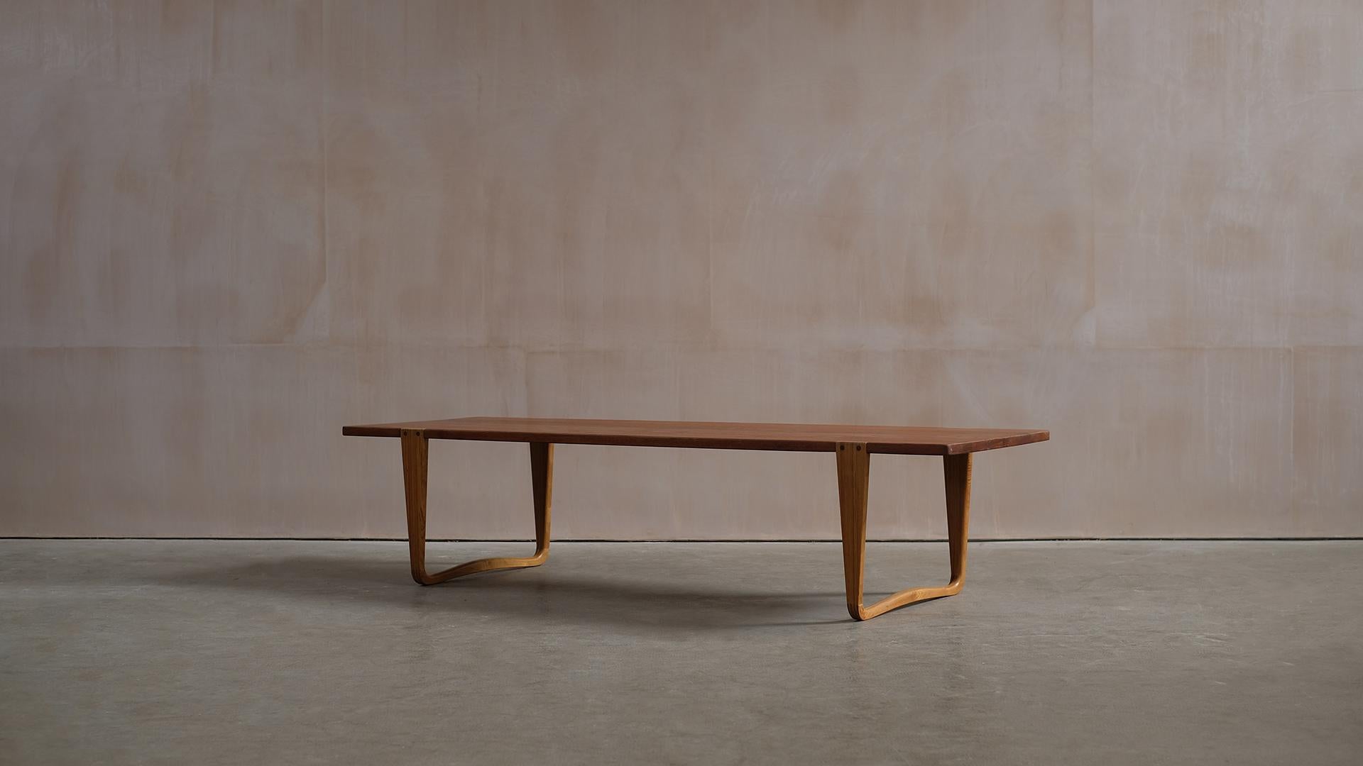 Ultra rare and beautiful large bench / coffee table designed by Michael Bloch for Nordisk Træ-Lamel, Denmark 1957. Staggeringly beautiful solid teak top with outstanding figuring and contrasting sculptural ash legs. A wonderful piece of classic high