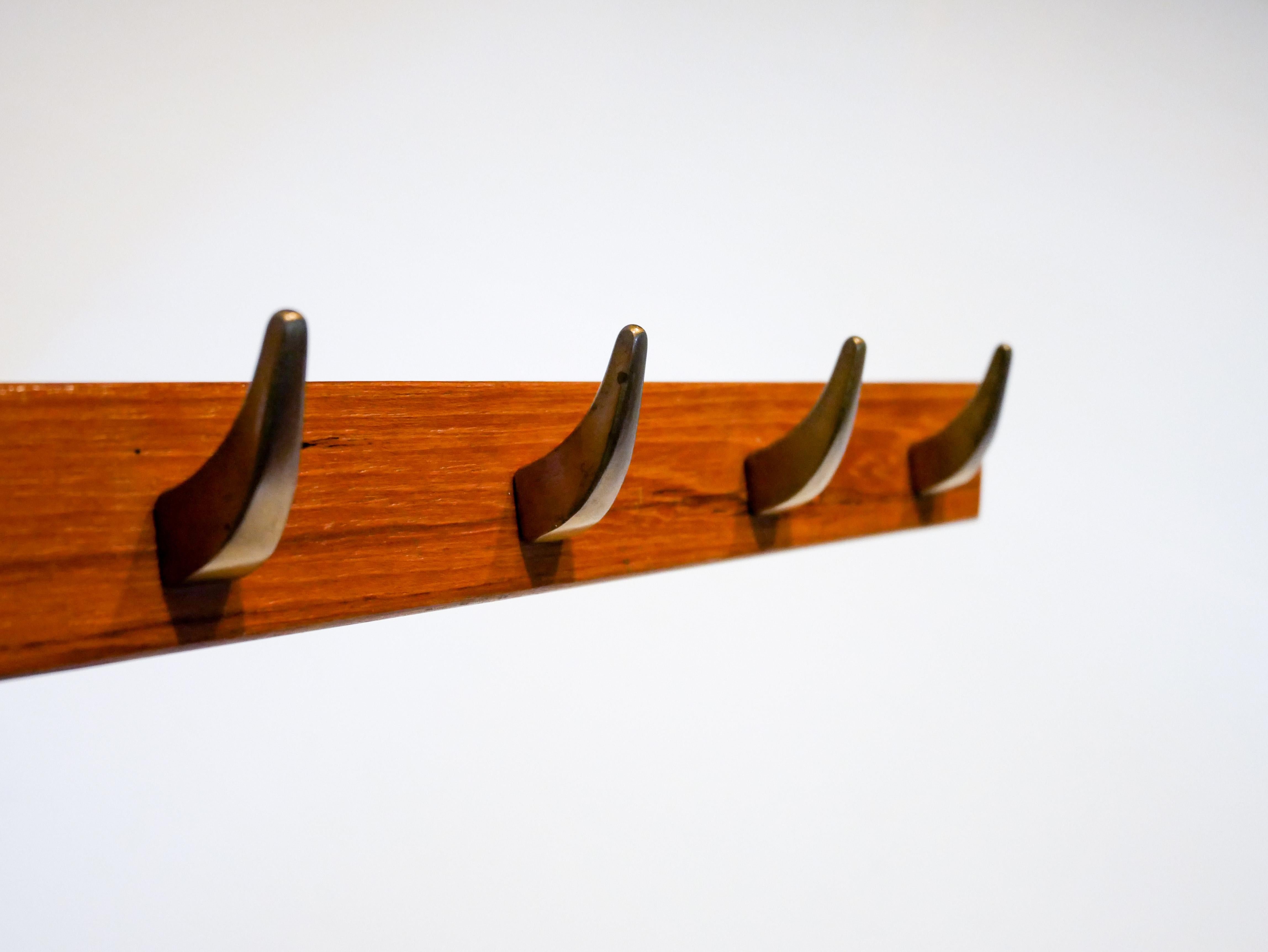 Amazing rack in solid teak and with brass hooks model 