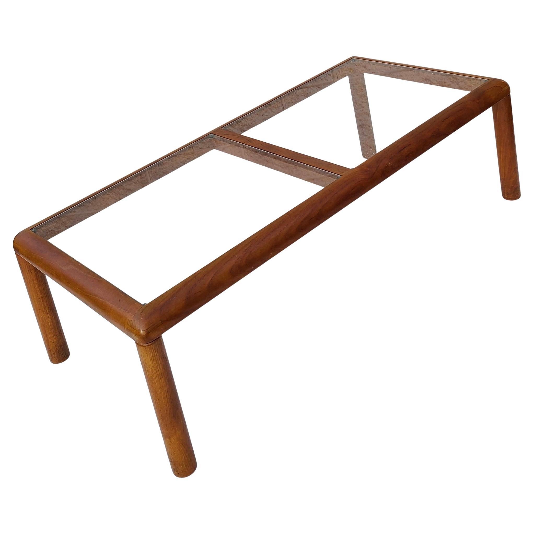 Table basse au design danois par D-Scan.
Construction en teck massif. 
Nouveaux coins articulés en forme de boîte.