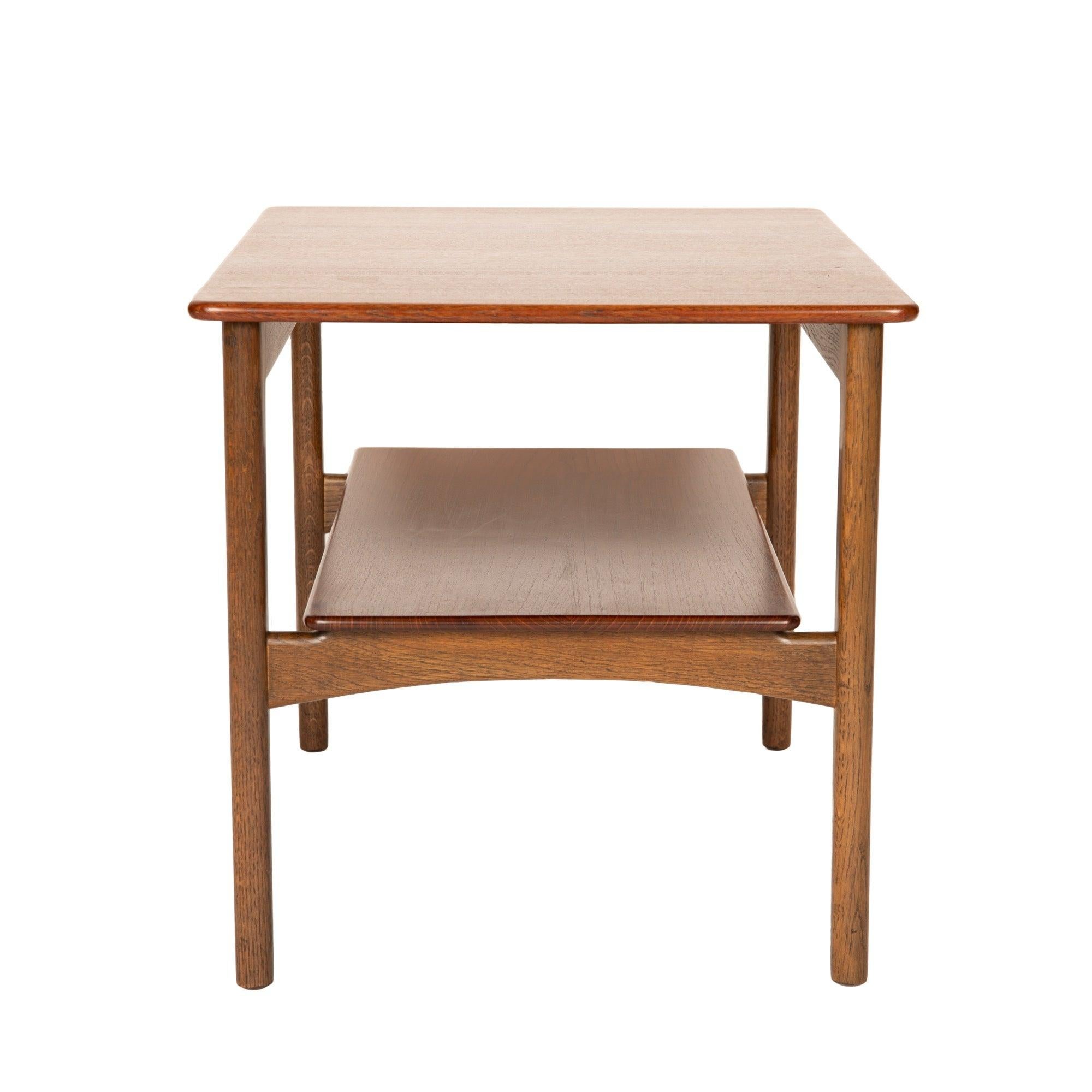 Danois Table d'appoint en teck massif et chêne de Hans J. Wegner pour Johannes Hansen, années 1950 en vente