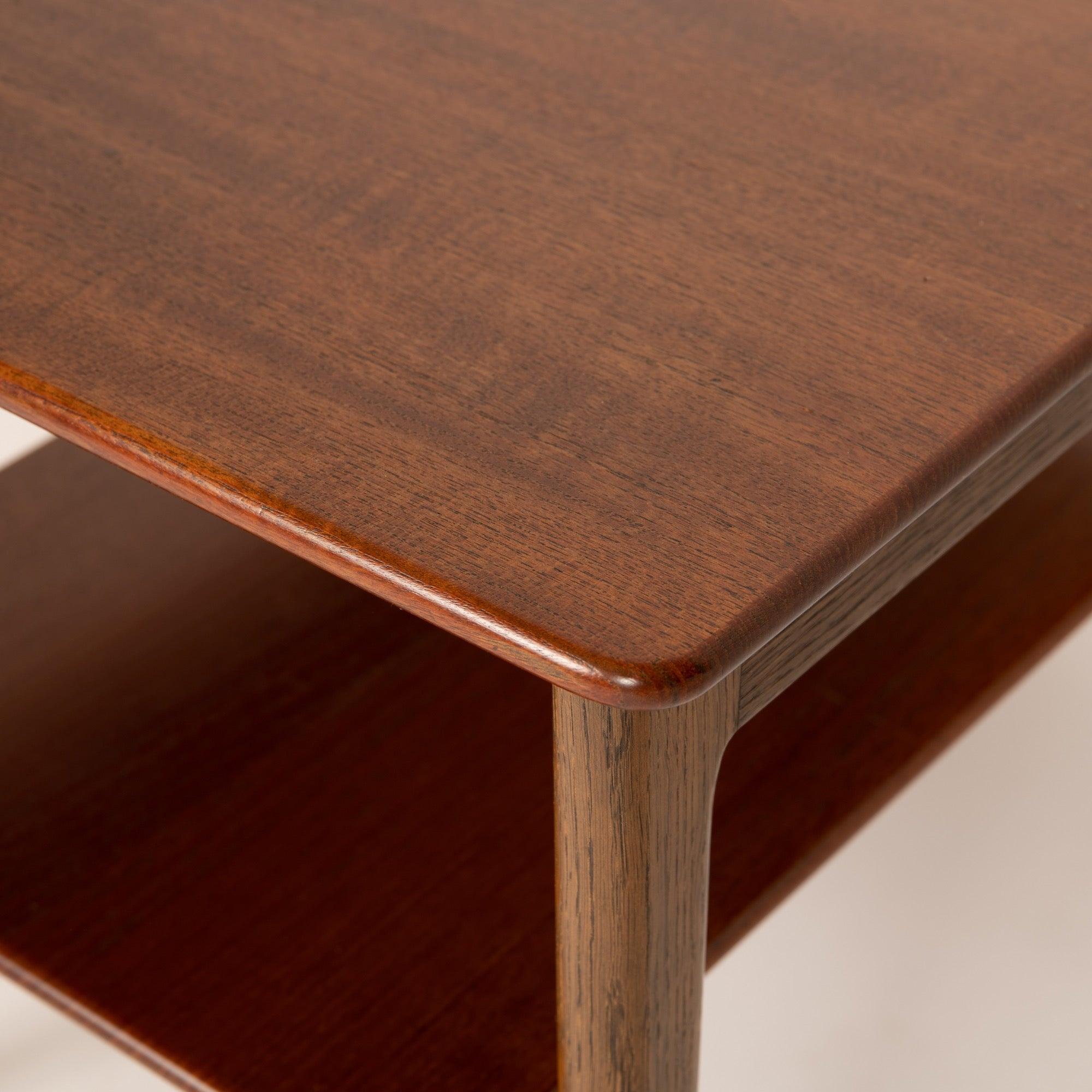 Table d'appoint en teck massif et chêne de Hans J. Wegner pour Johannes Hansen, années 1950 Excellent état - En vente à Sagaponack, NY