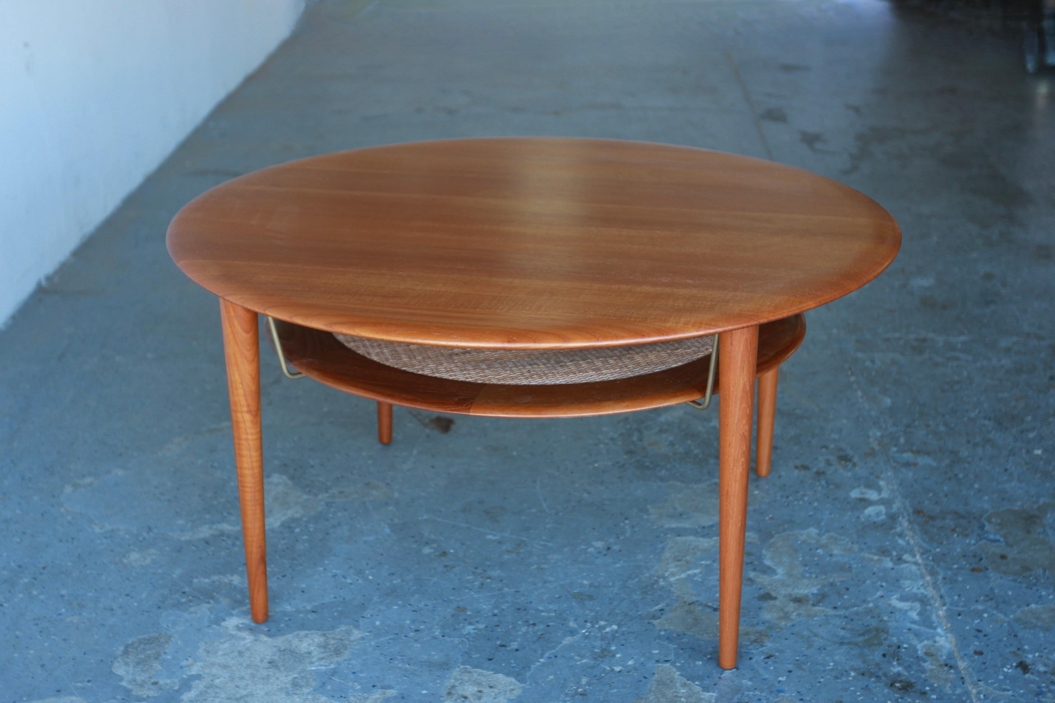 Mid-Century Modern Table basse ronde moderne danoise en teck massif et rotin  Peter Hvdit pour France & Son en vente