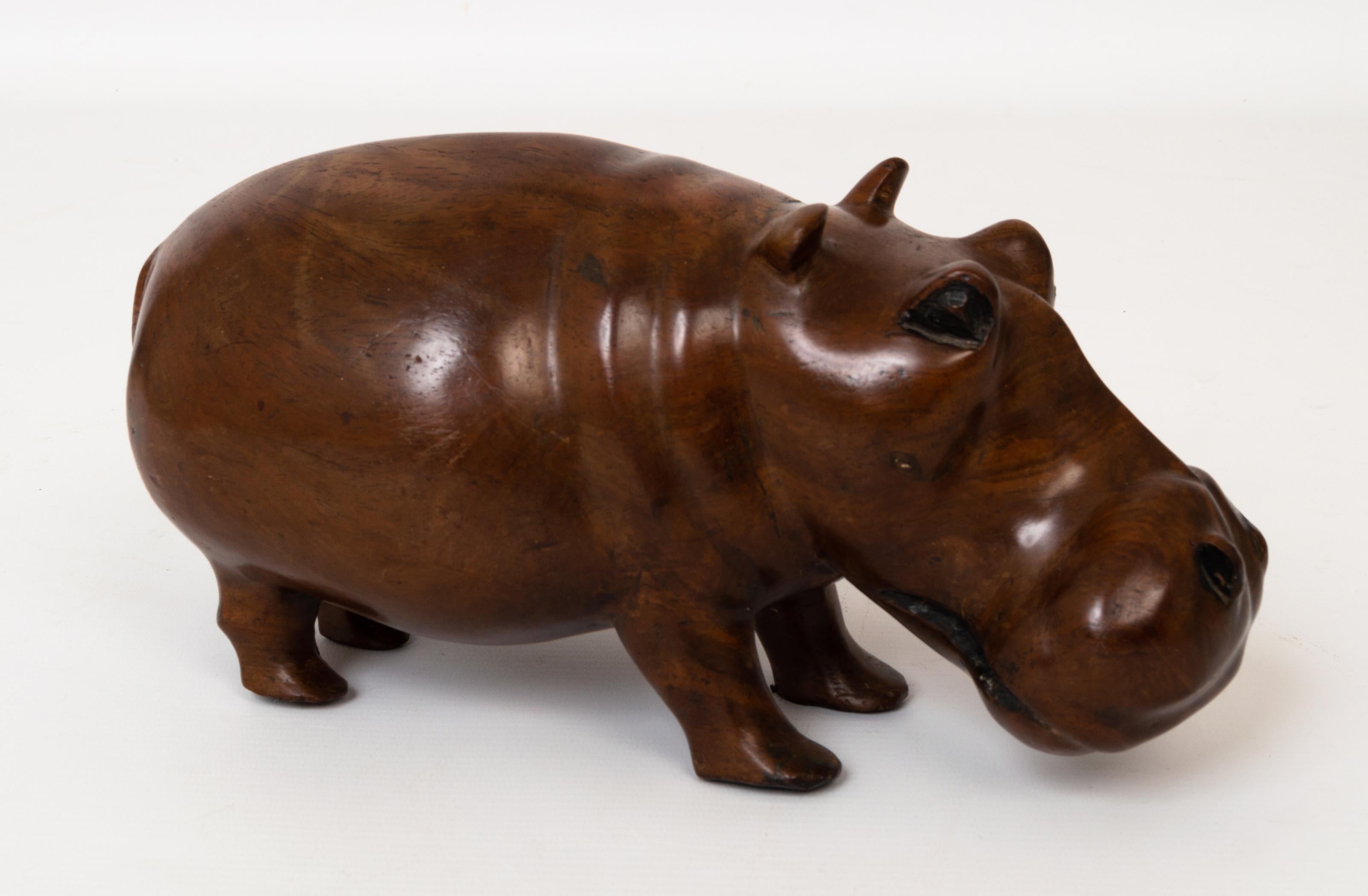 Escultura de hipopótamo tallada en teca maciza c.1960 Africano en venta
