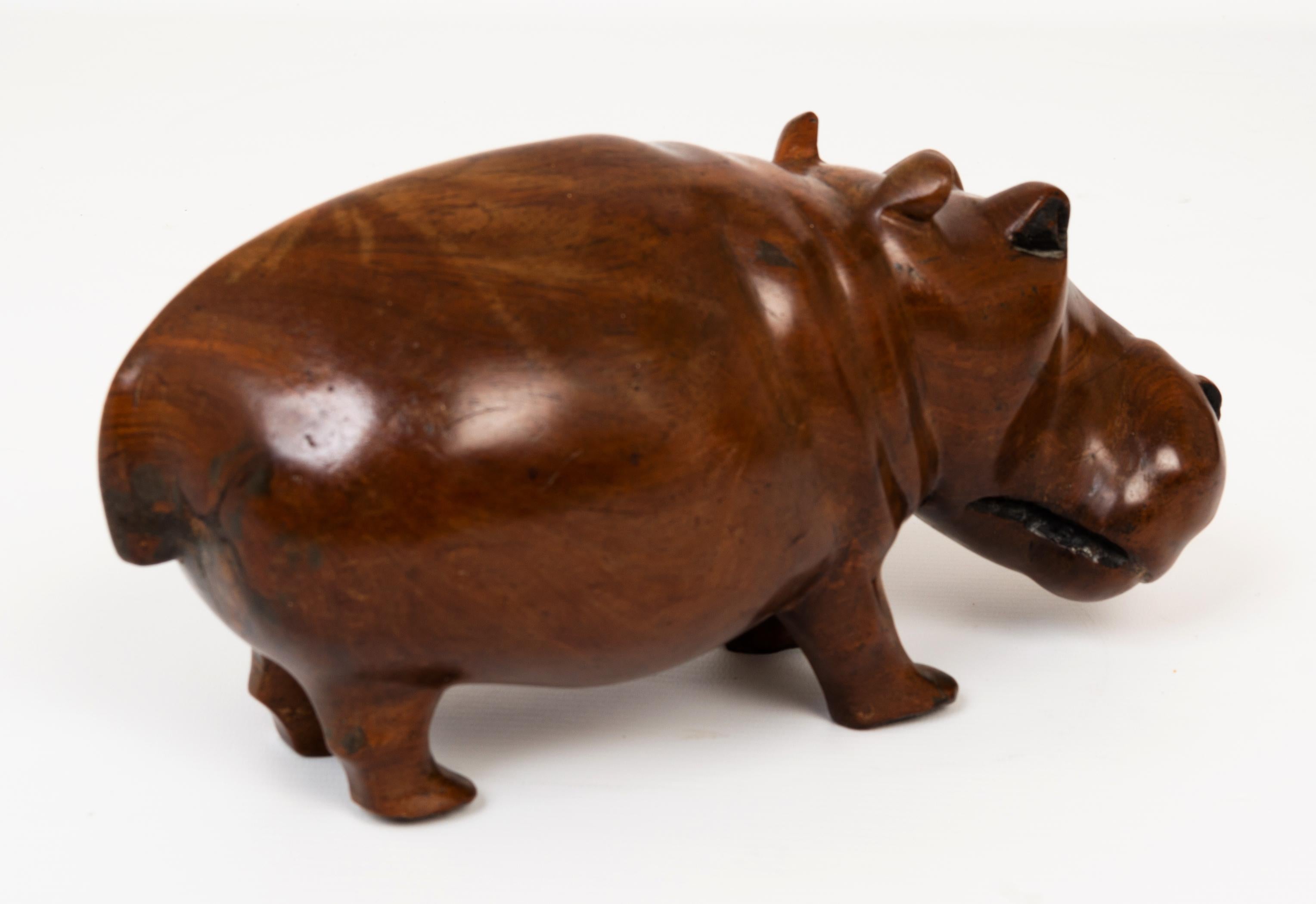 Escultura de hipopótamo tallada en teca maciza c.1960 Tallado a mano en venta