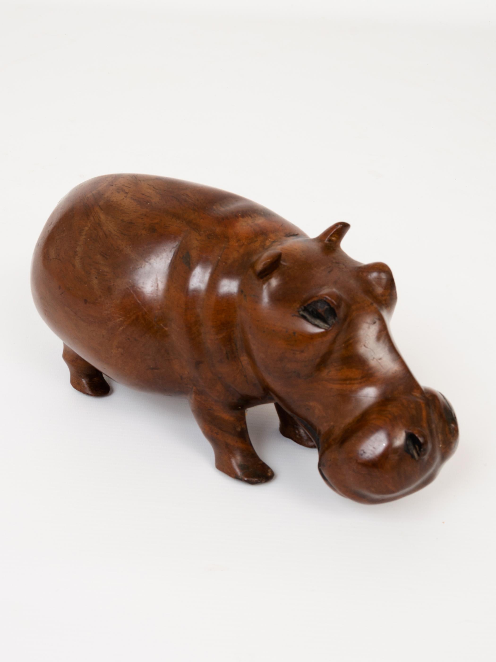 Escultura de hipopótamo tallada en teca maciza c.1960 en venta 1