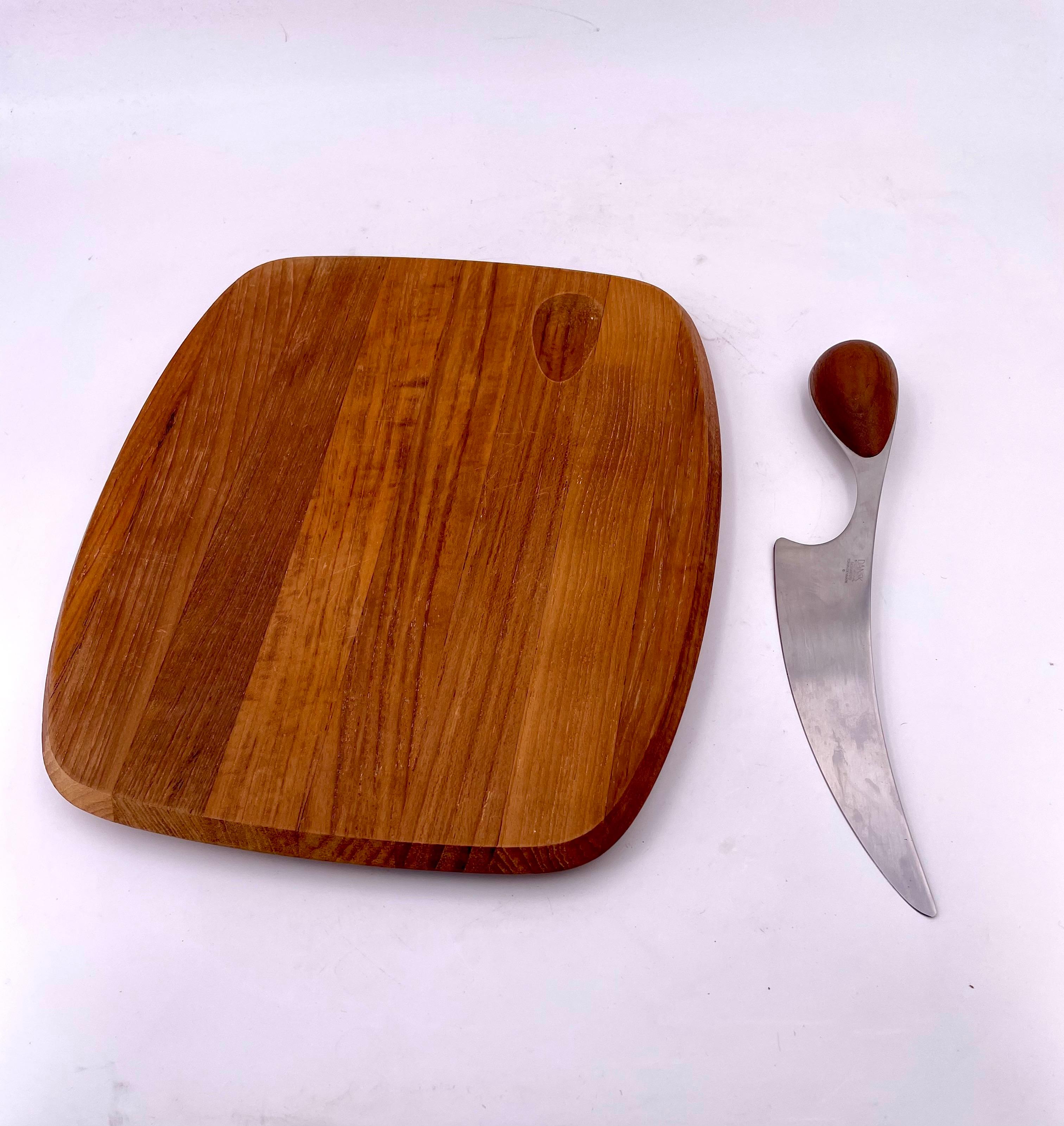 Solid Teak Cheese Tray with Knife Designed by Vivianna Torun for Dansk In Good Condition In San Diego, CA
